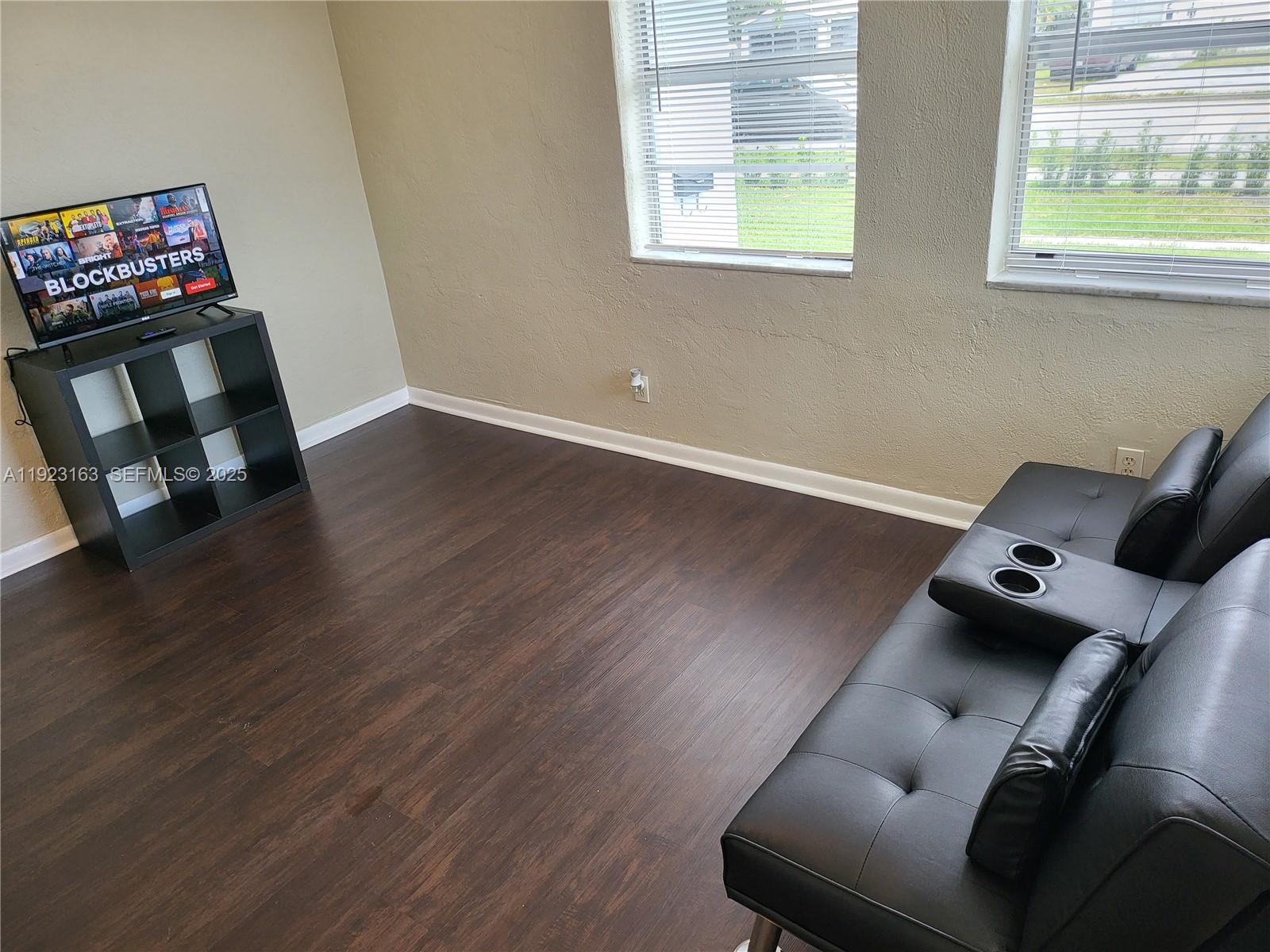 See details / 986 sq. ft. $ 2025-12-01 0 Photo