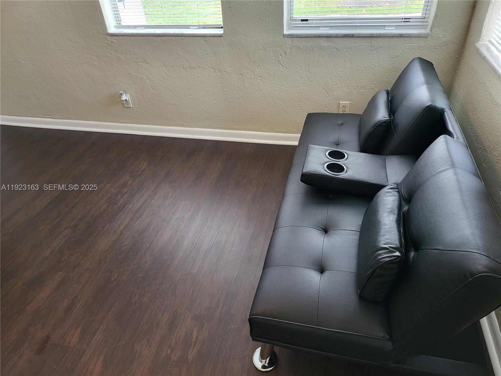 See details / 986 sq. ft. $ 2025-12-01 0 Photo