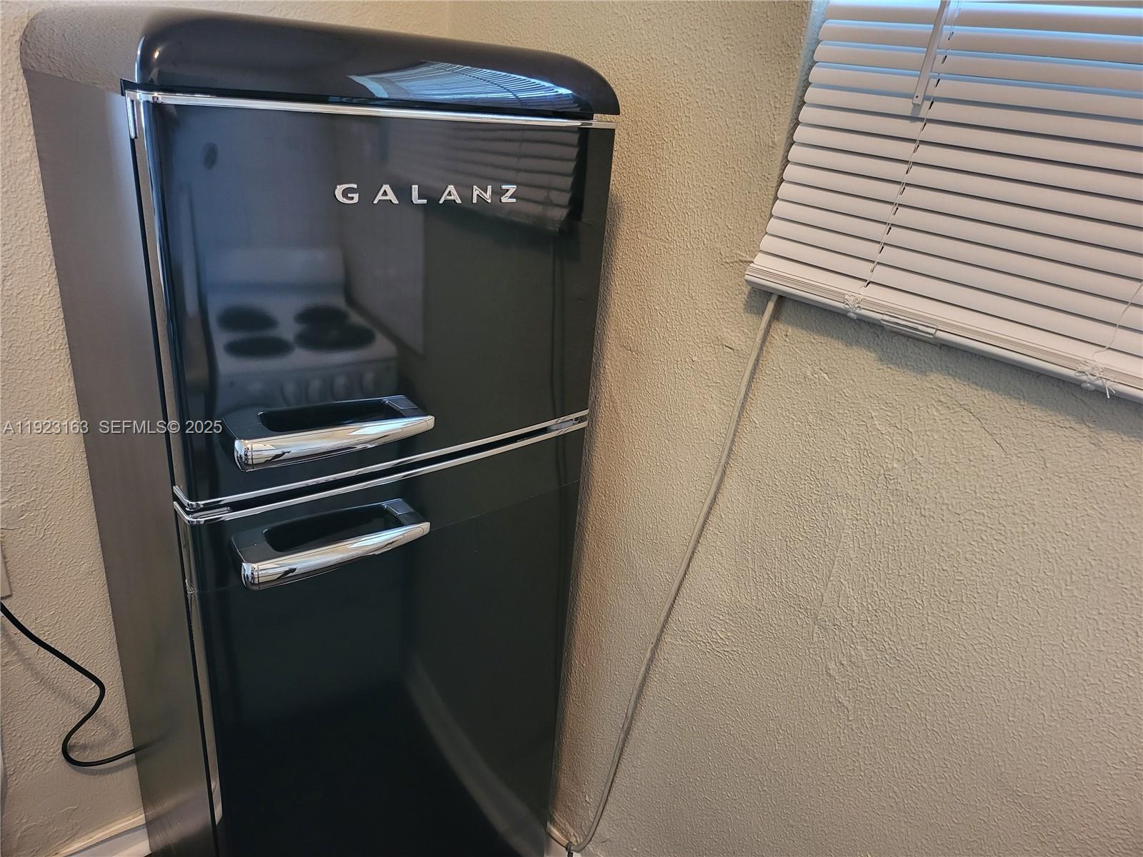 See details / 986 sq. ft. $ 2025-12-01 0 Photo