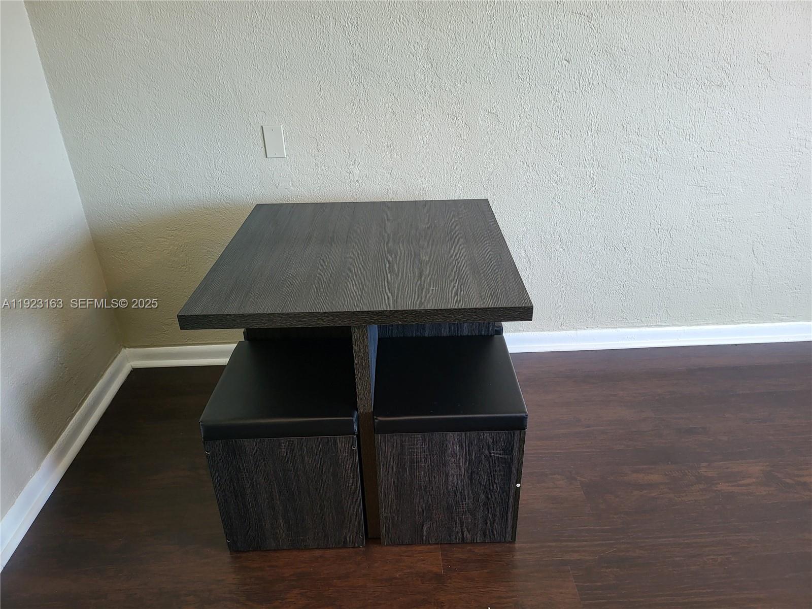 See details / 986 sq. ft. $ 2025-12-01 0 Photo