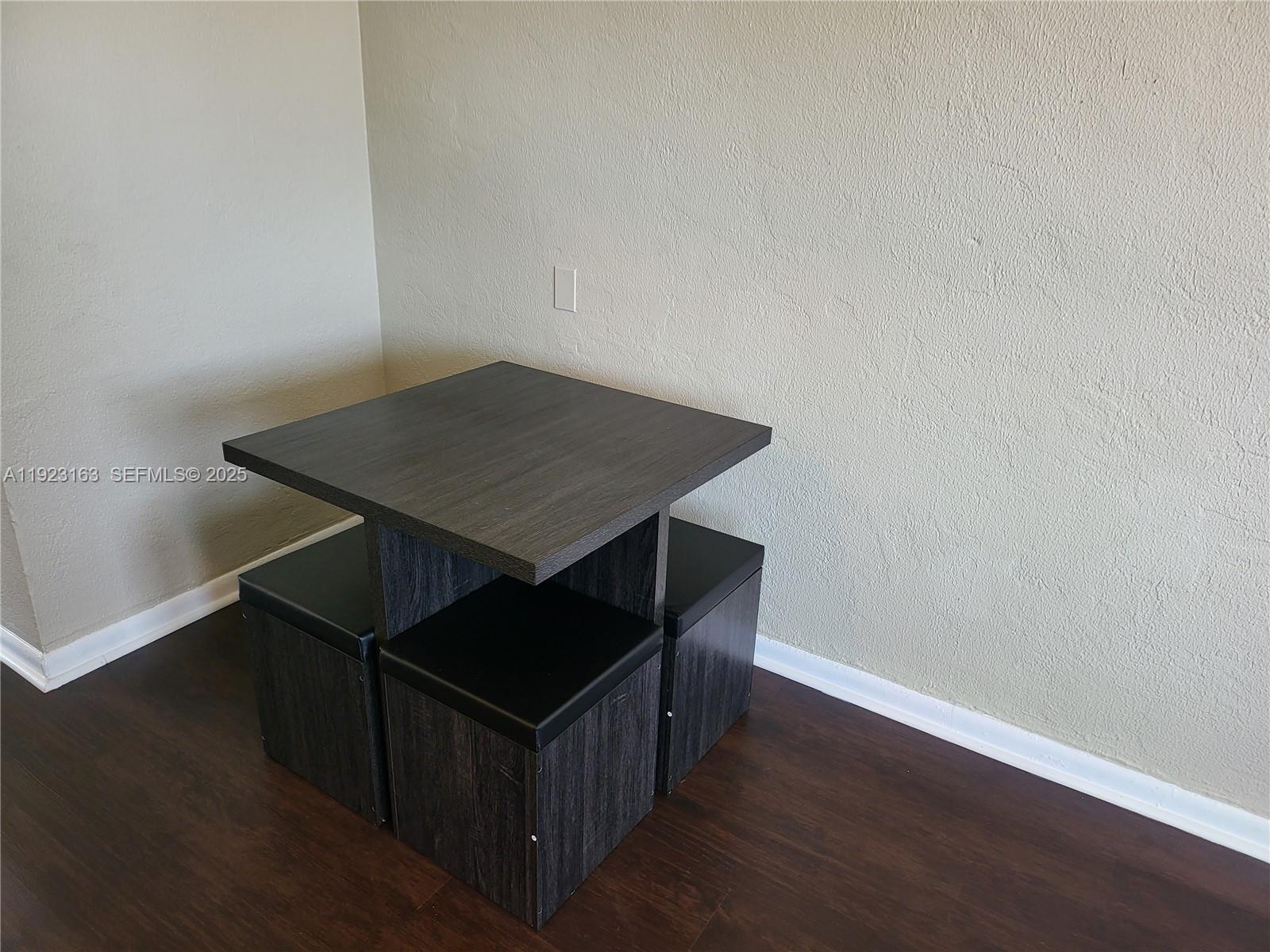 See details / 986 sq. ft. $ 2025-12-01 0 Photo