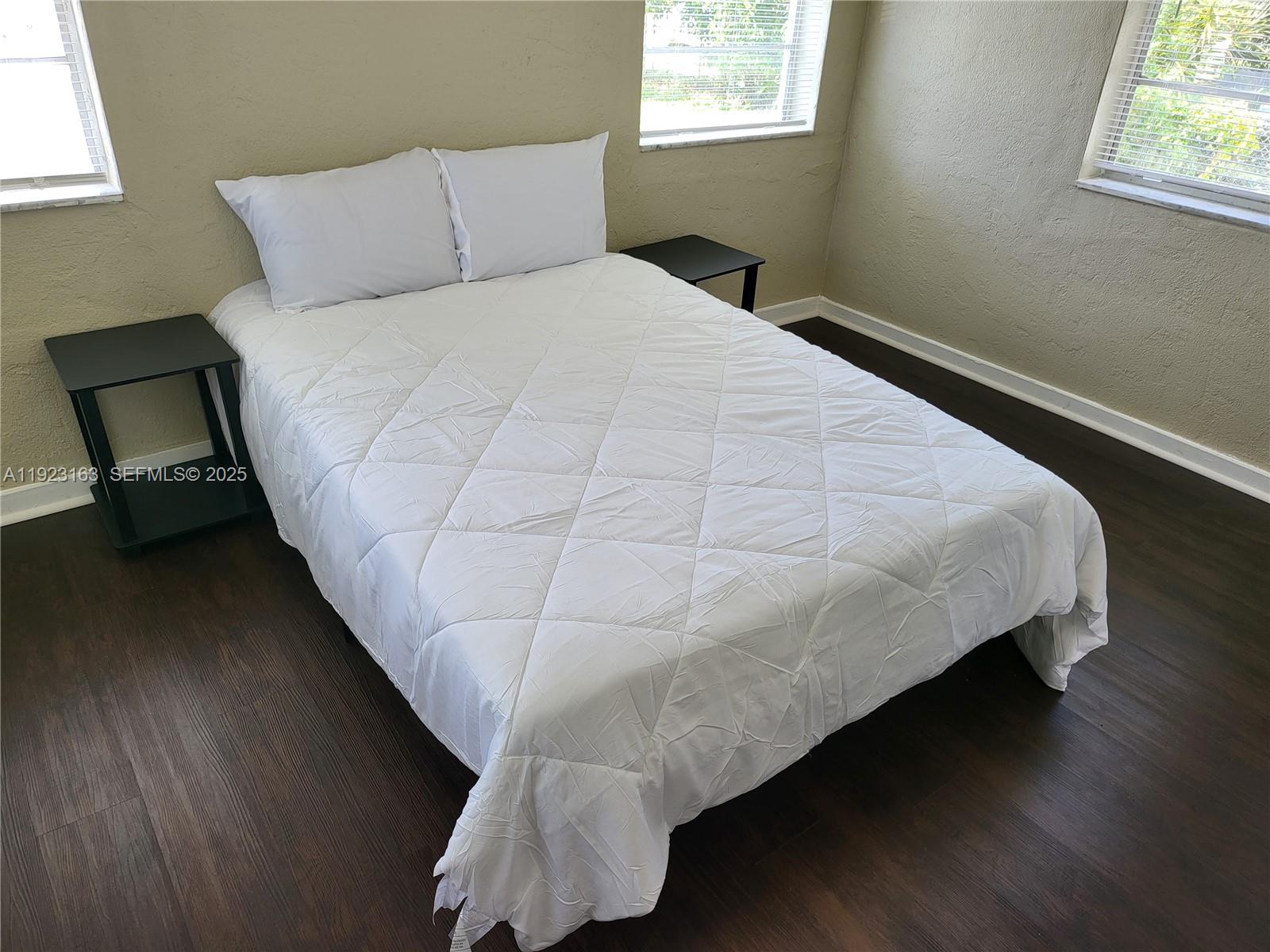 See details / 986 sq. ft. $ 2025-12-01 0 Photo