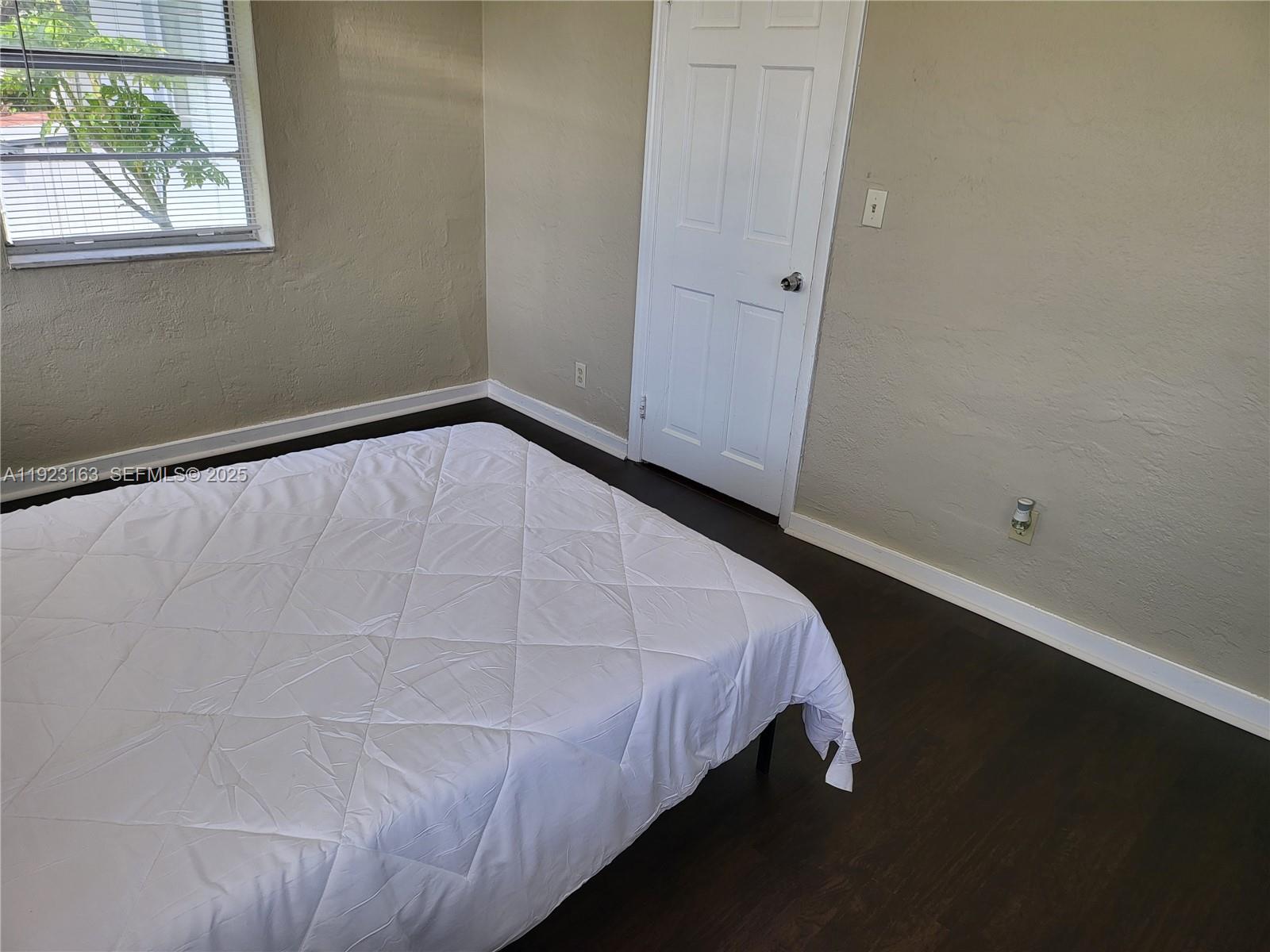 See details / 986 sq. ft. $ 2025-12-01 0 Photo