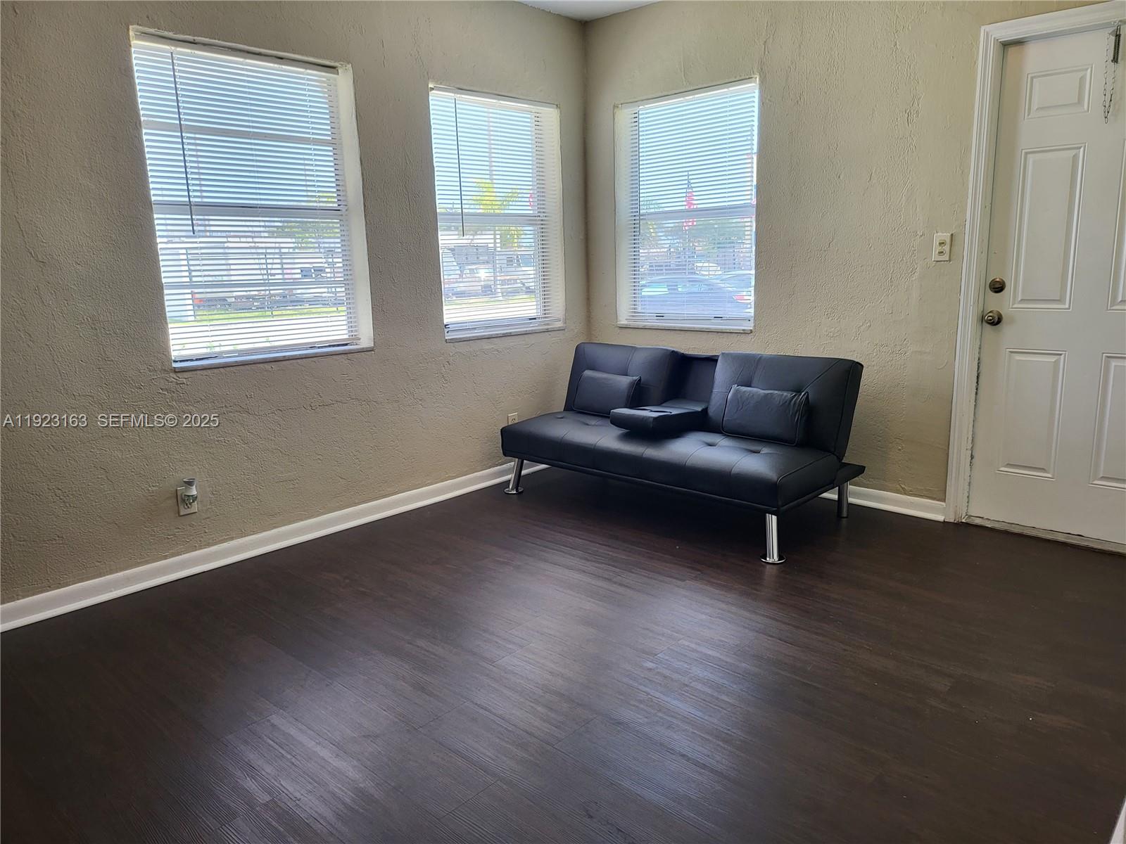 See details / 986 sq. ft. $ 2025-12-01 0 Photo