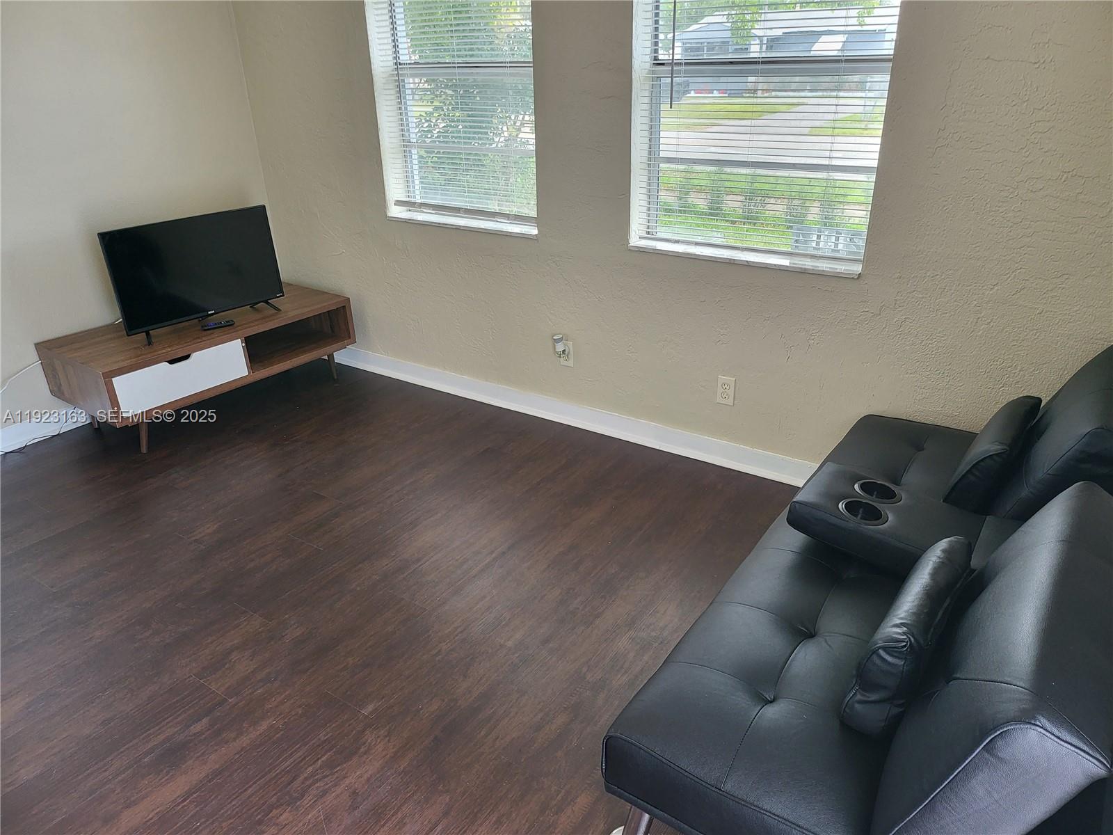 See details / 986 sq. ft. $ 2025-12-01 0 Photo