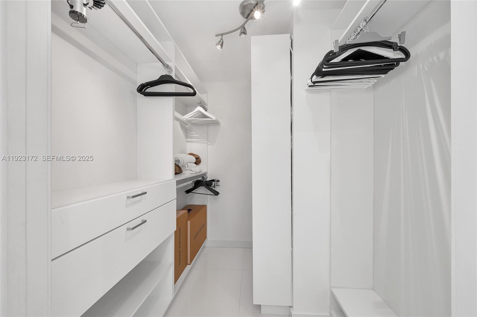 1002 2 / 3 1499 sq. ft. $ 2025-12-01 0 foto