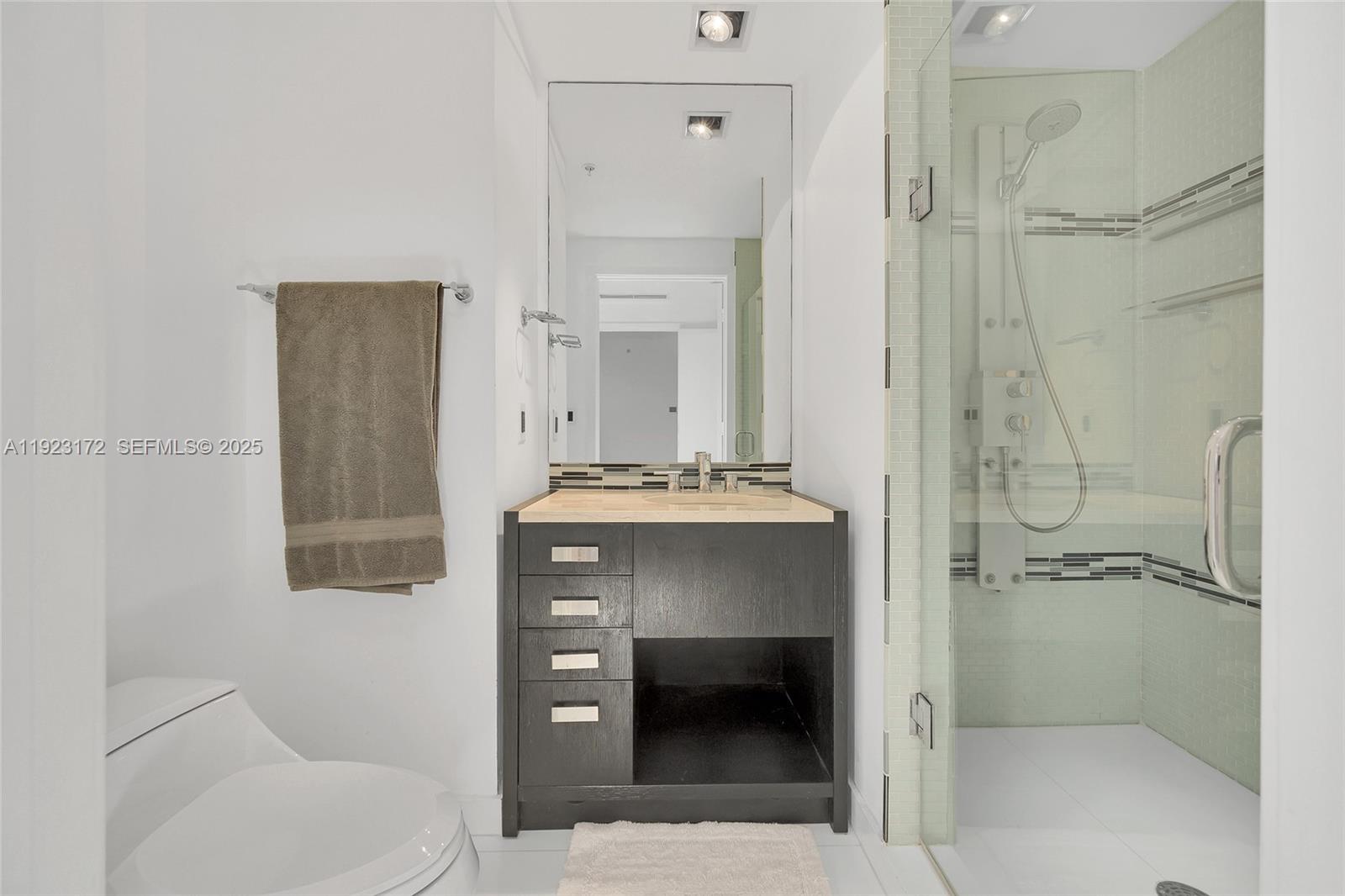 1002 2 / 3 1499 sq. ft. $ 2025-12-01 0 foto