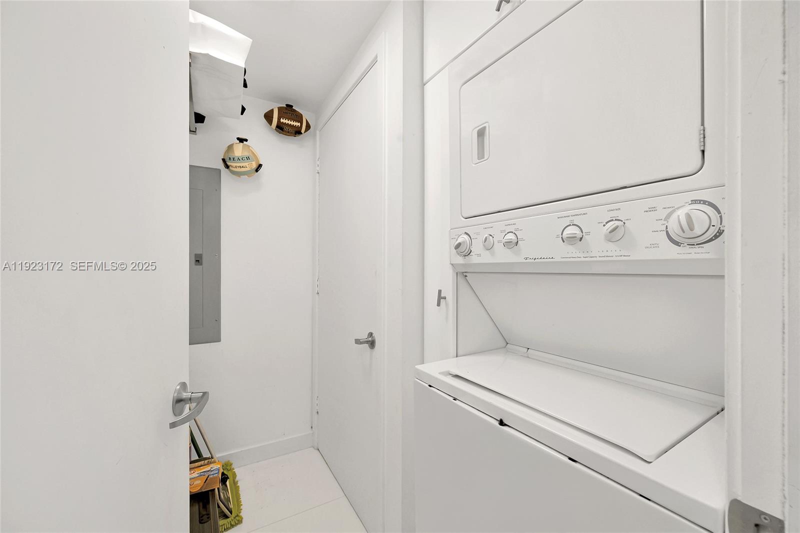 1002 2 / 3 1499 sq. ft. $ 2025-12-01 0 foto