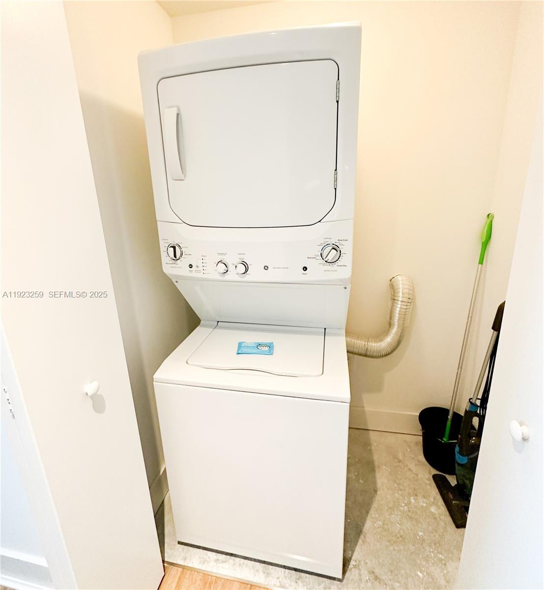 See details 2306 2 / 2 1129 sq. ft. $ 2025-12-01 0 Photo