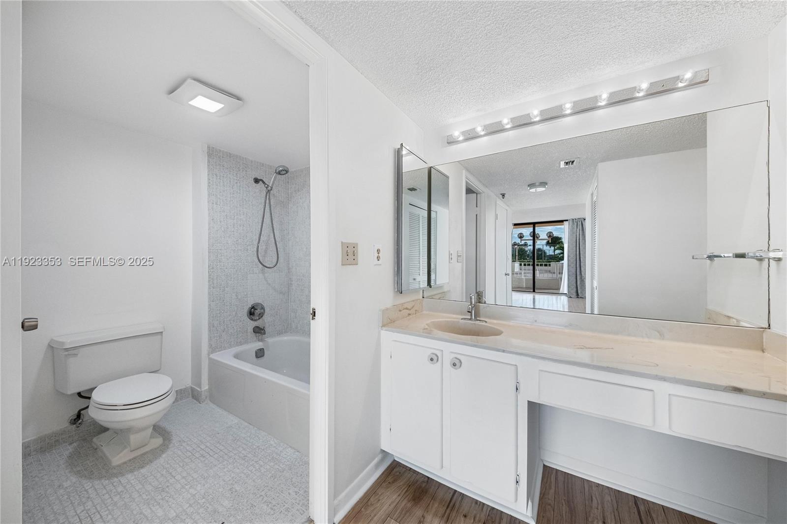 307 2 / 2 1008 sq. ft. $ 2025-12-02 0 Photo