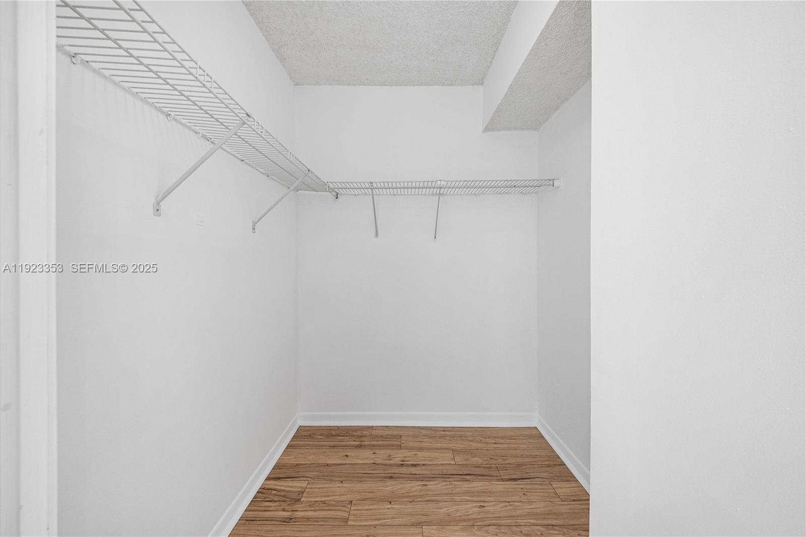 307 2 / 2 1008 sq. ft. $ 2025-12-02 0 Photo