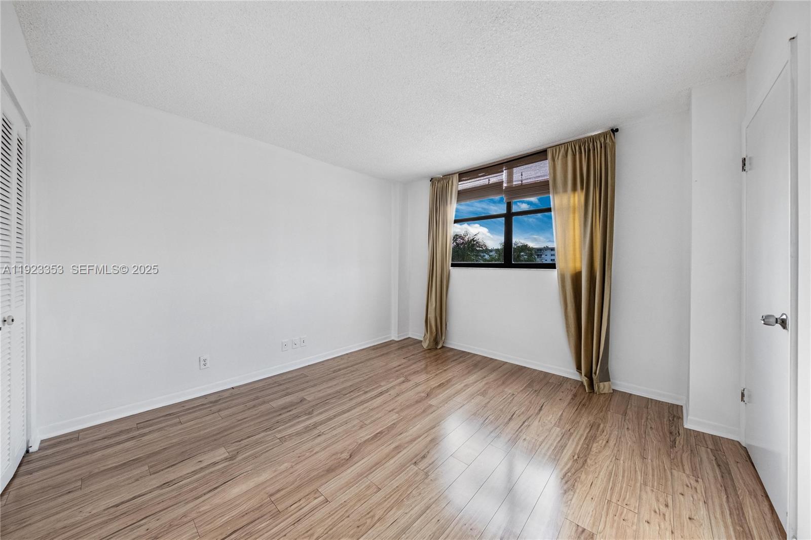 307 2 / 2 1008 sq. ft. $ 2025-12-02 0 Photo