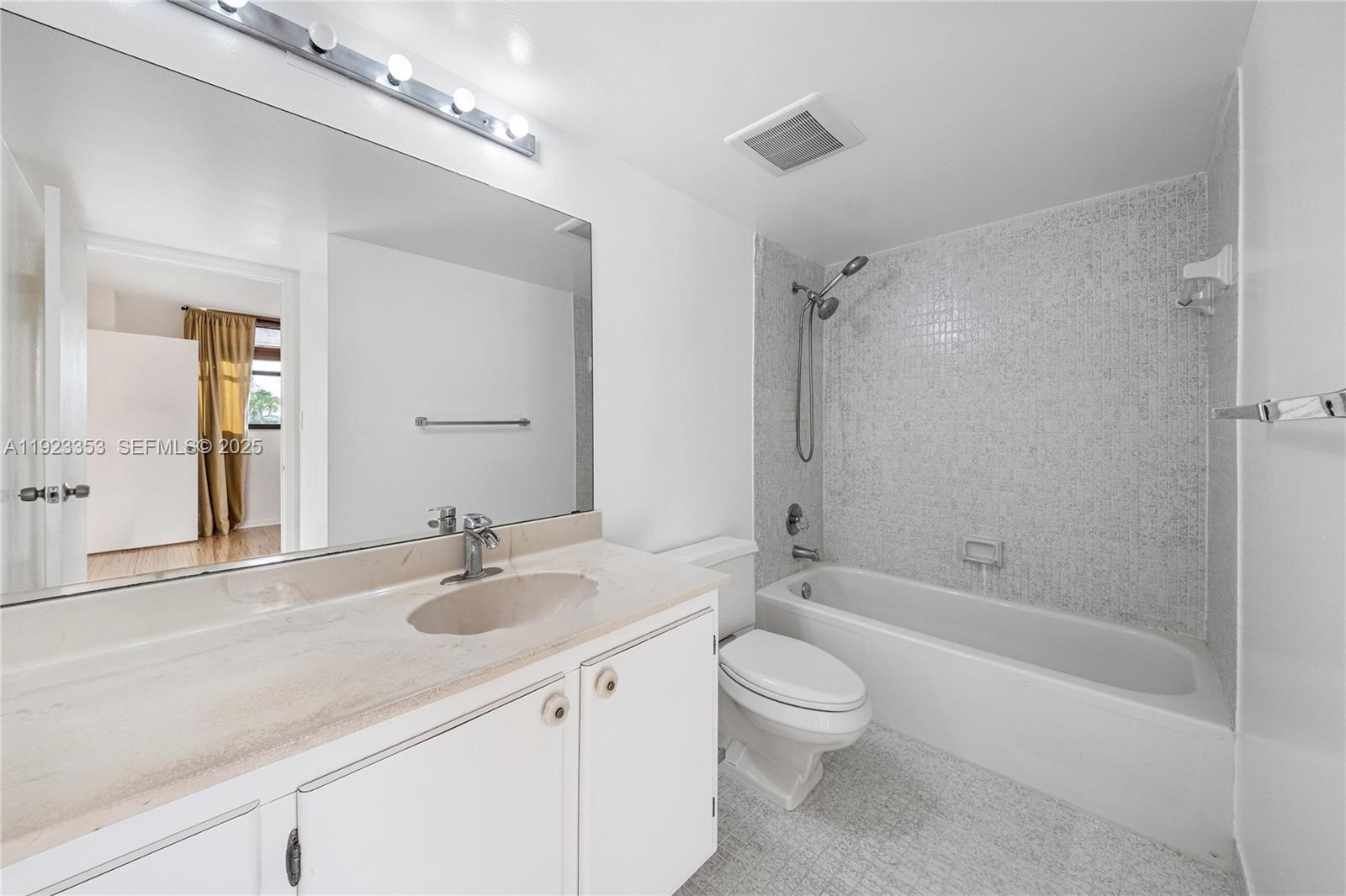 307 2 / 2 1008 sq. ft. $ 2025-12-02 0 Photo