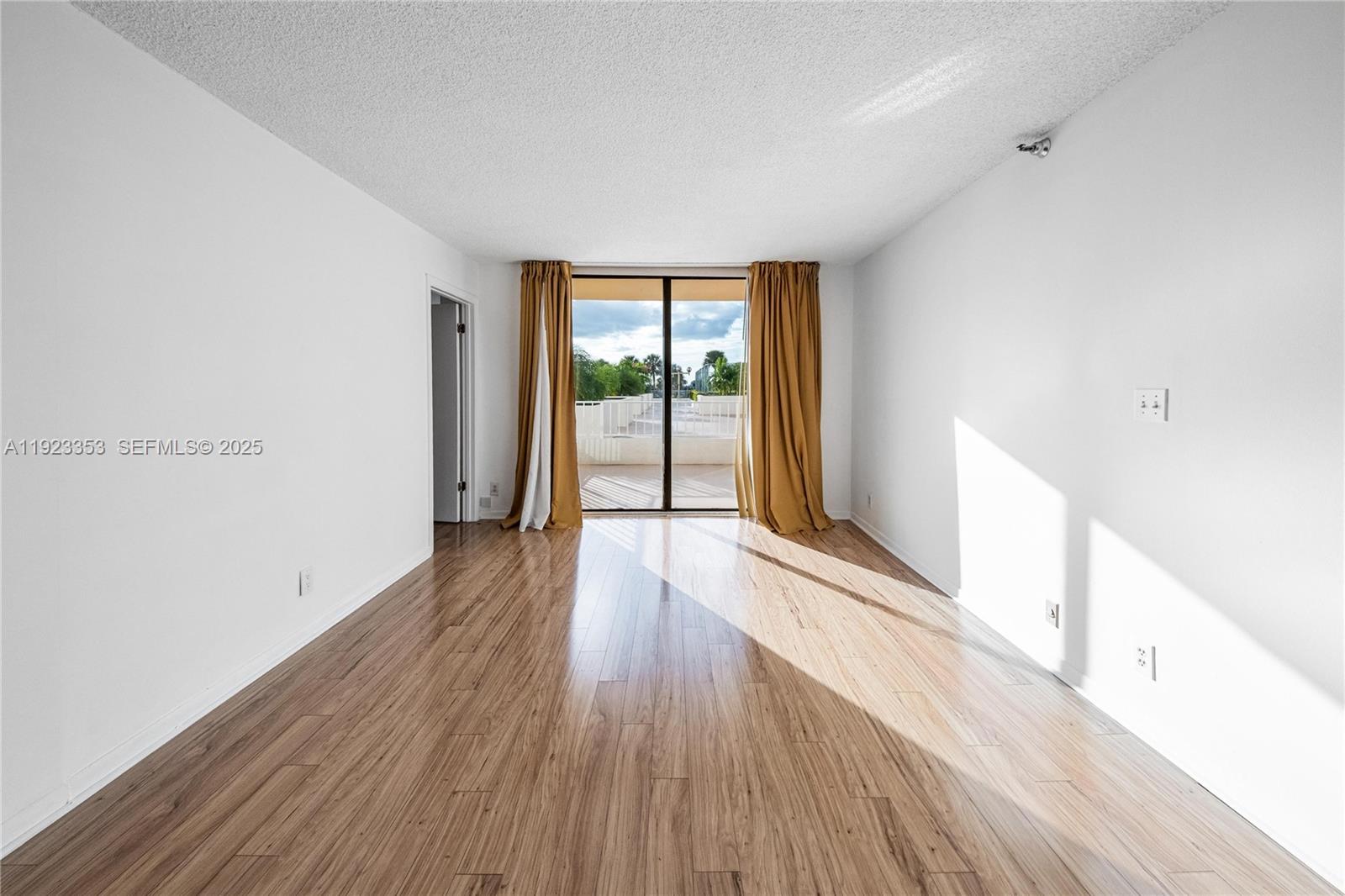 307 2 / 2 1008 sq. ft. $ 2025-12-02 0 Photo