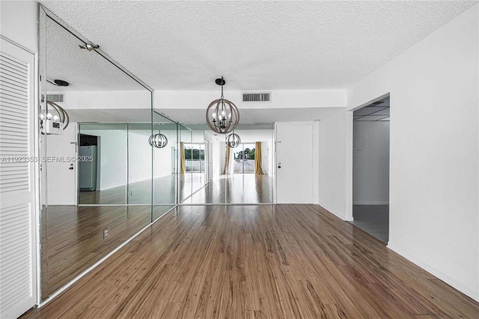 307 2 / 2 1008 sq. ft. $ 2025-12-02 0 Photo