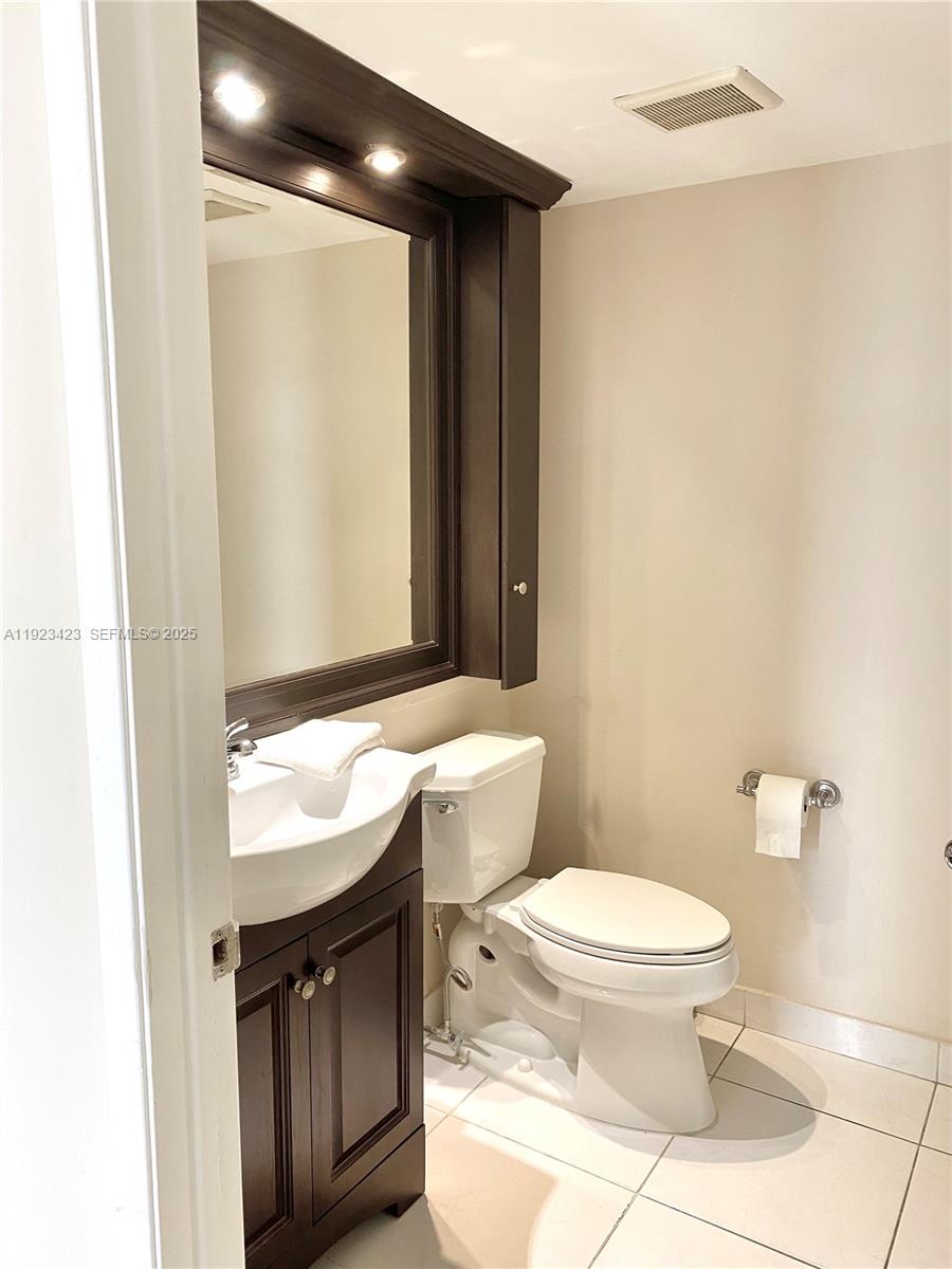 Photo of 19195 36th Ct #402, Aventura, Florida, 33180 - Guest bathroom