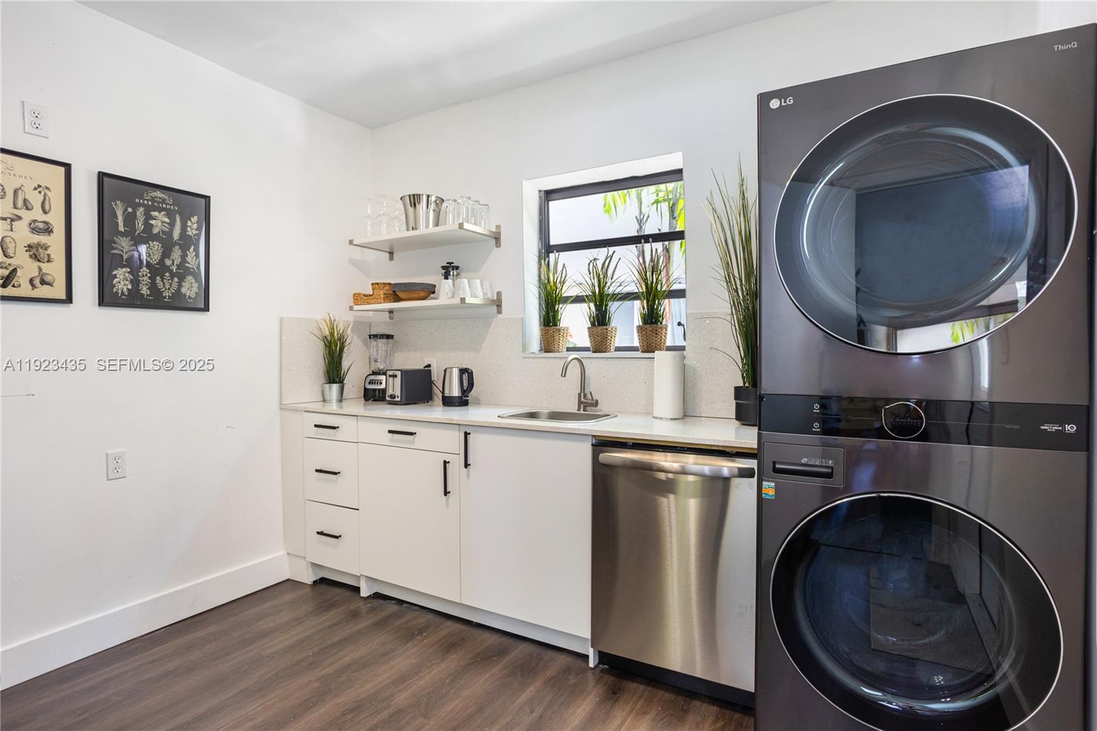 See details / 5426 sq. ft. $ 2025-12-02 0 Photo