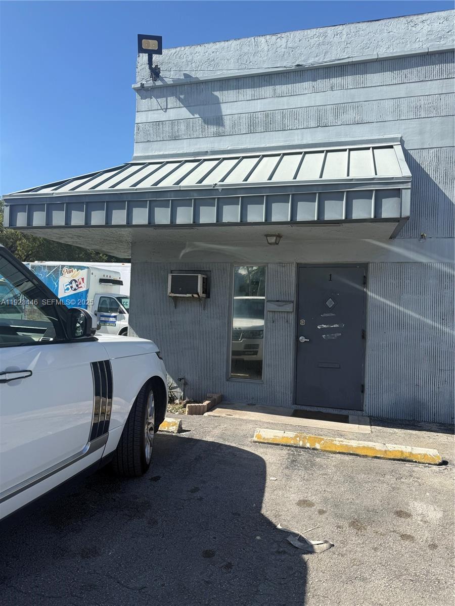 1  /   кв.футов $ 2025-12-02 0 Фото