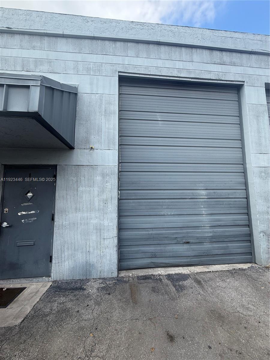 1  /   кв.футов $ 2025-12-02 0 Фото