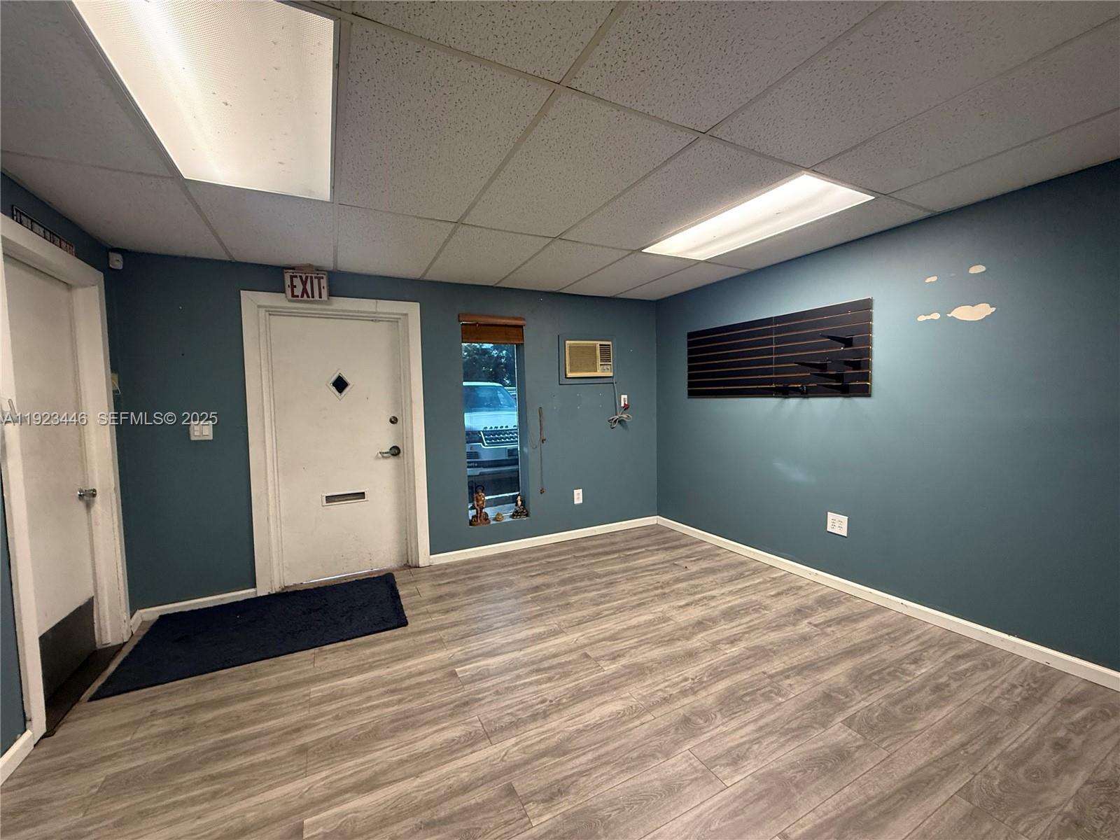 1  /   кв.футов $ 2025-12-02 0 Фото