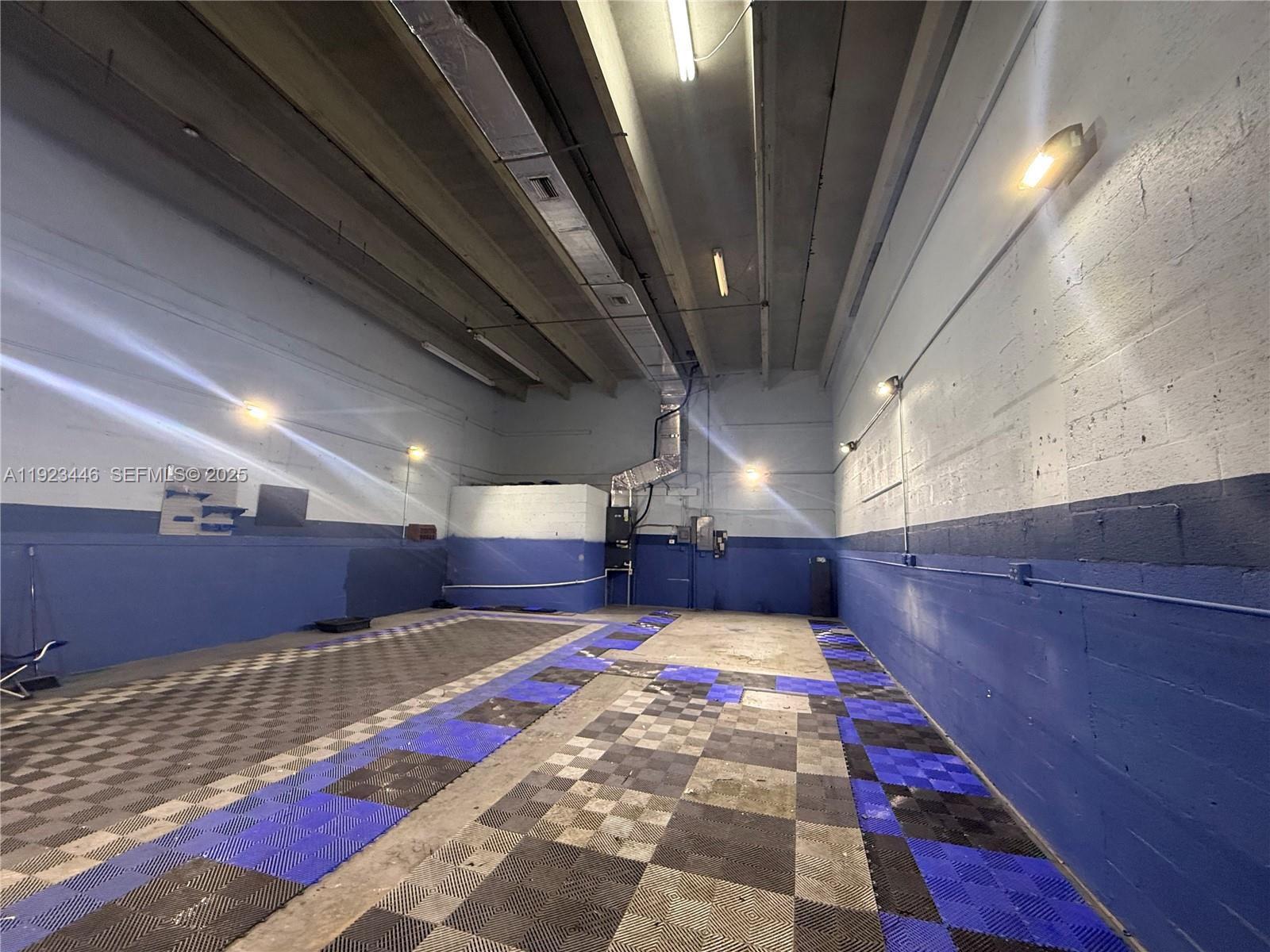 1  /   кв.футов $ 2025-12-02 0 Фото