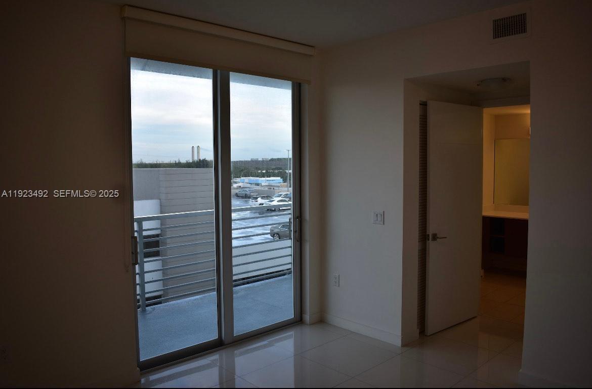 704 1 / 2 833 sq. ft. $ 2025-12-02 0 Photo