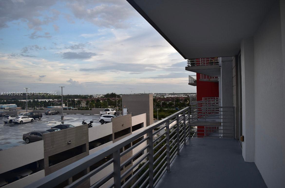 704 1 / 2 833 sq. ft. $ 2025-12-02 0 Photo