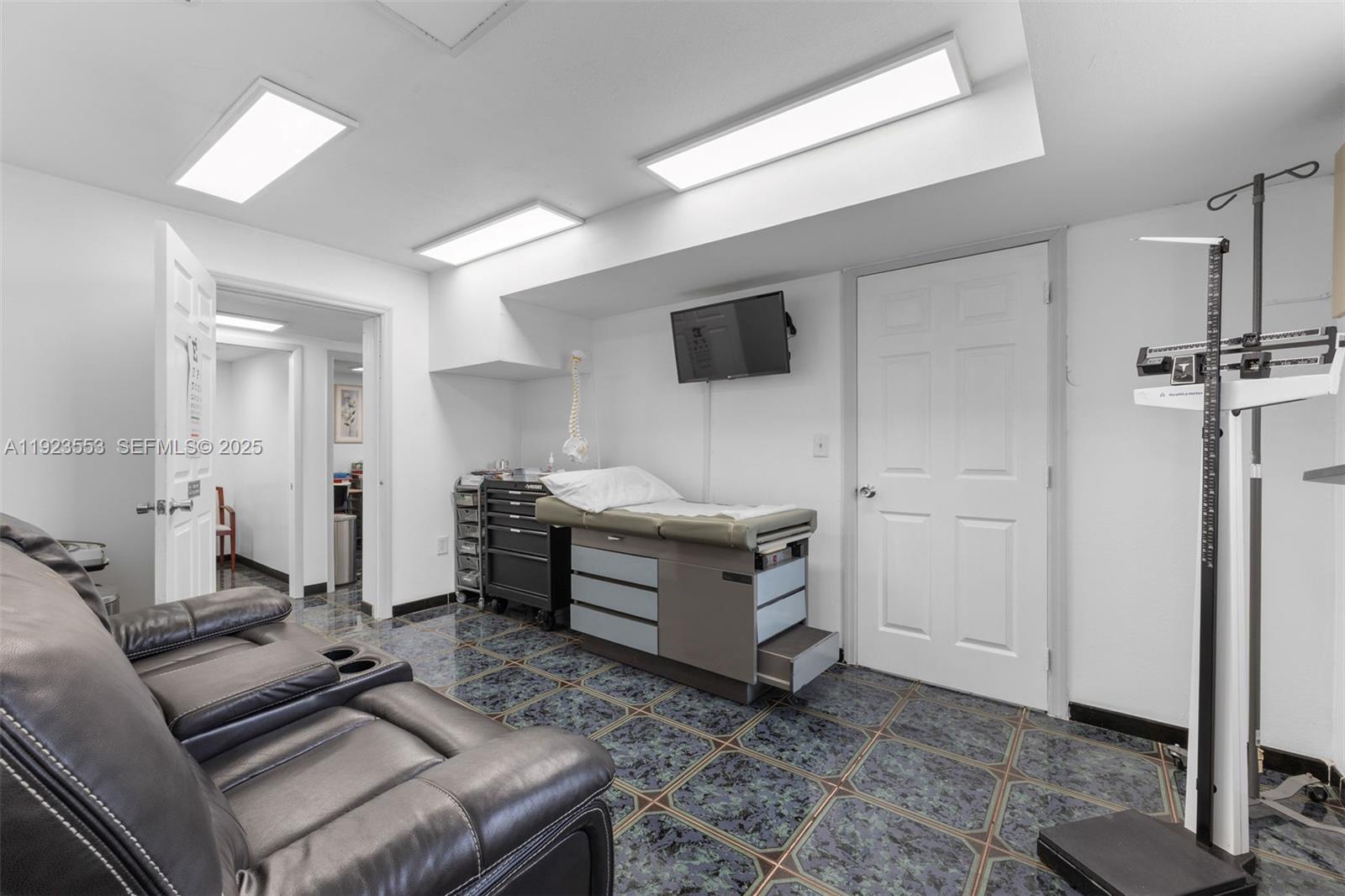 See details / sq. ft. $ 2025-12-02 0 Photo