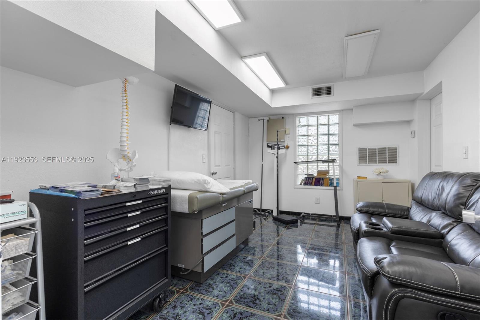 See details / sq. ft. $ 2025-12-02 0 Photo