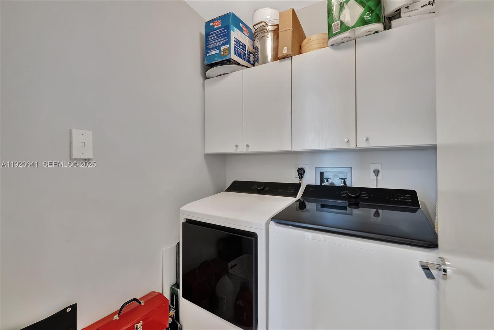 1701 2 / 3 2070 sq. ft. $ 2025-12-02 0 Photo