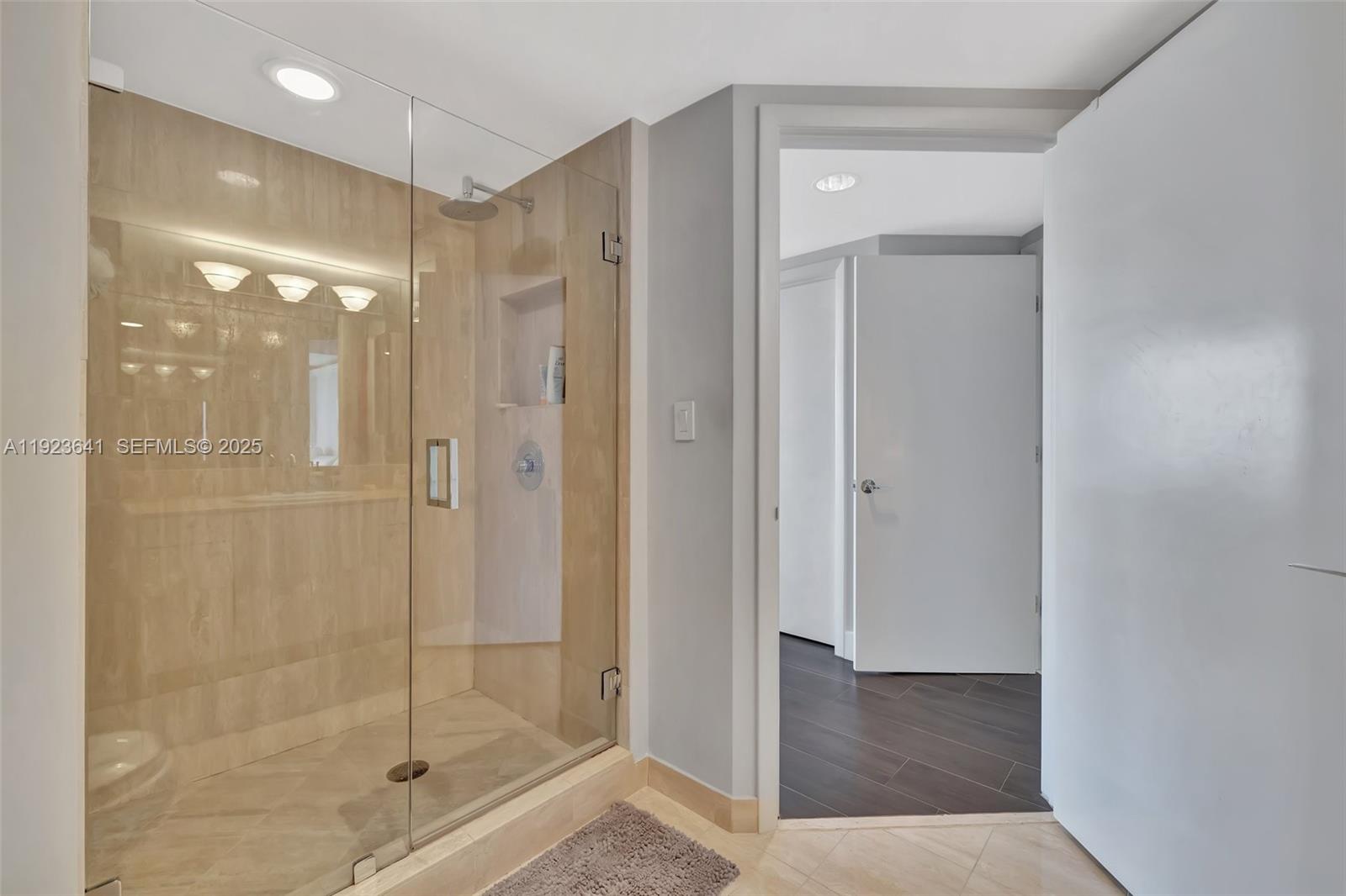 1701 2 / 3 2070 sq. ft. $ 2025-12-02 0 Photo