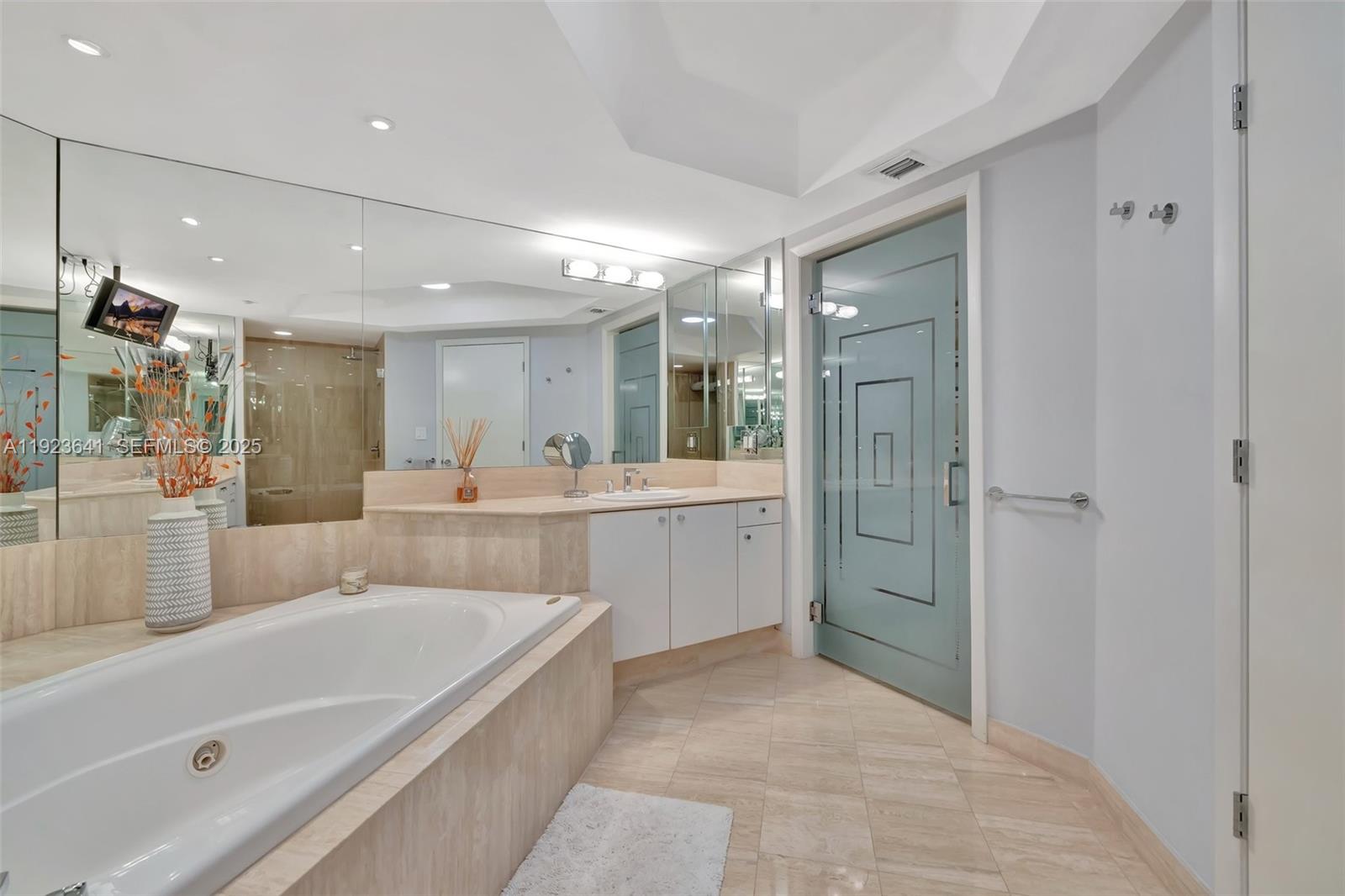 1701 2 / 3 2070 sq. ft. $ 2025-12-02 0 Photo