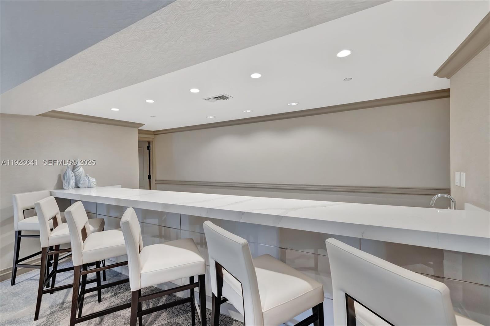 1701 2 / 3 2070 sq. ft. $ 2025-12-02 0 Photo