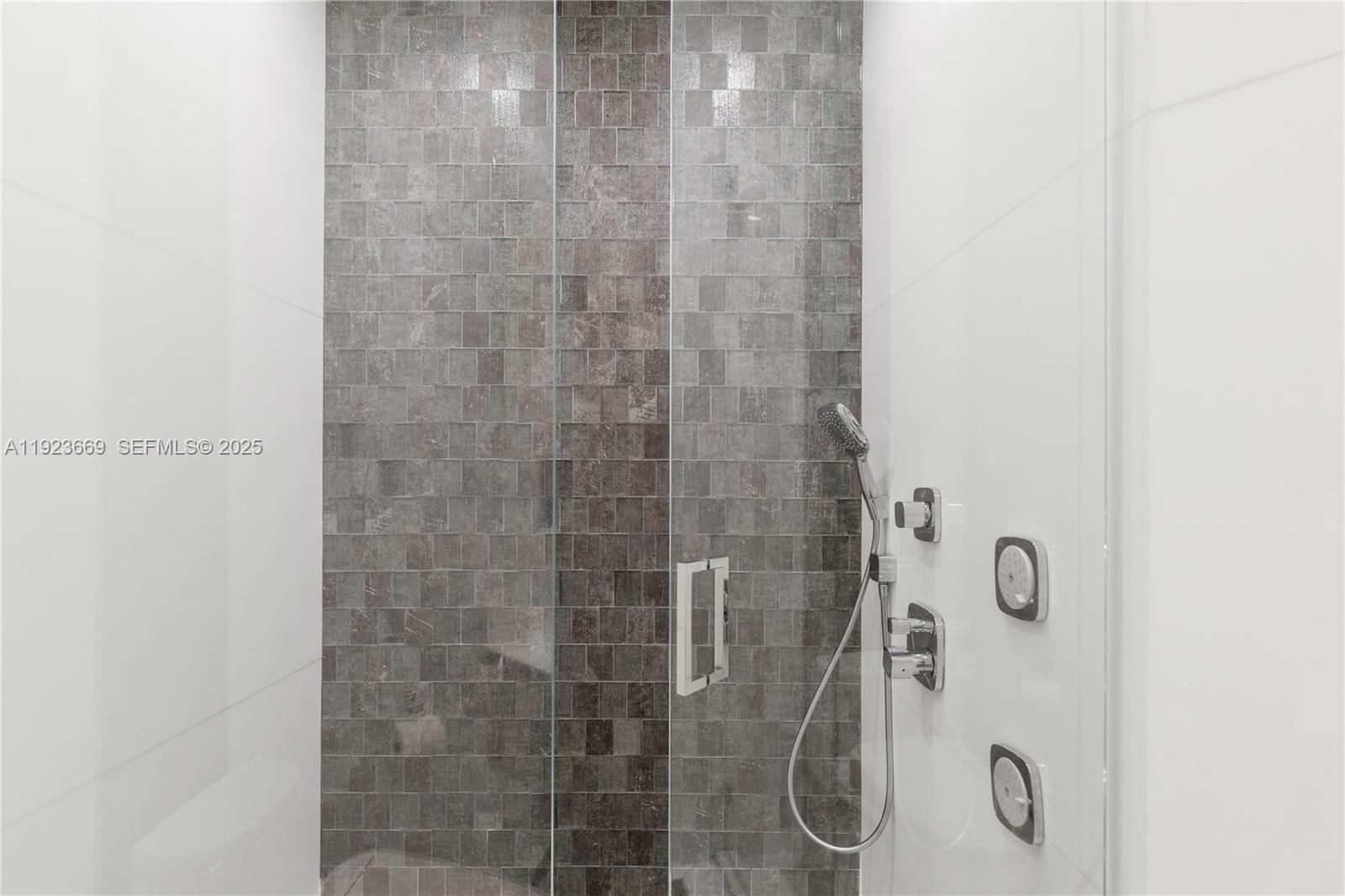 PH4701 6 / 7 5672 sq. ft. $ 2025-12-02 0 Photo