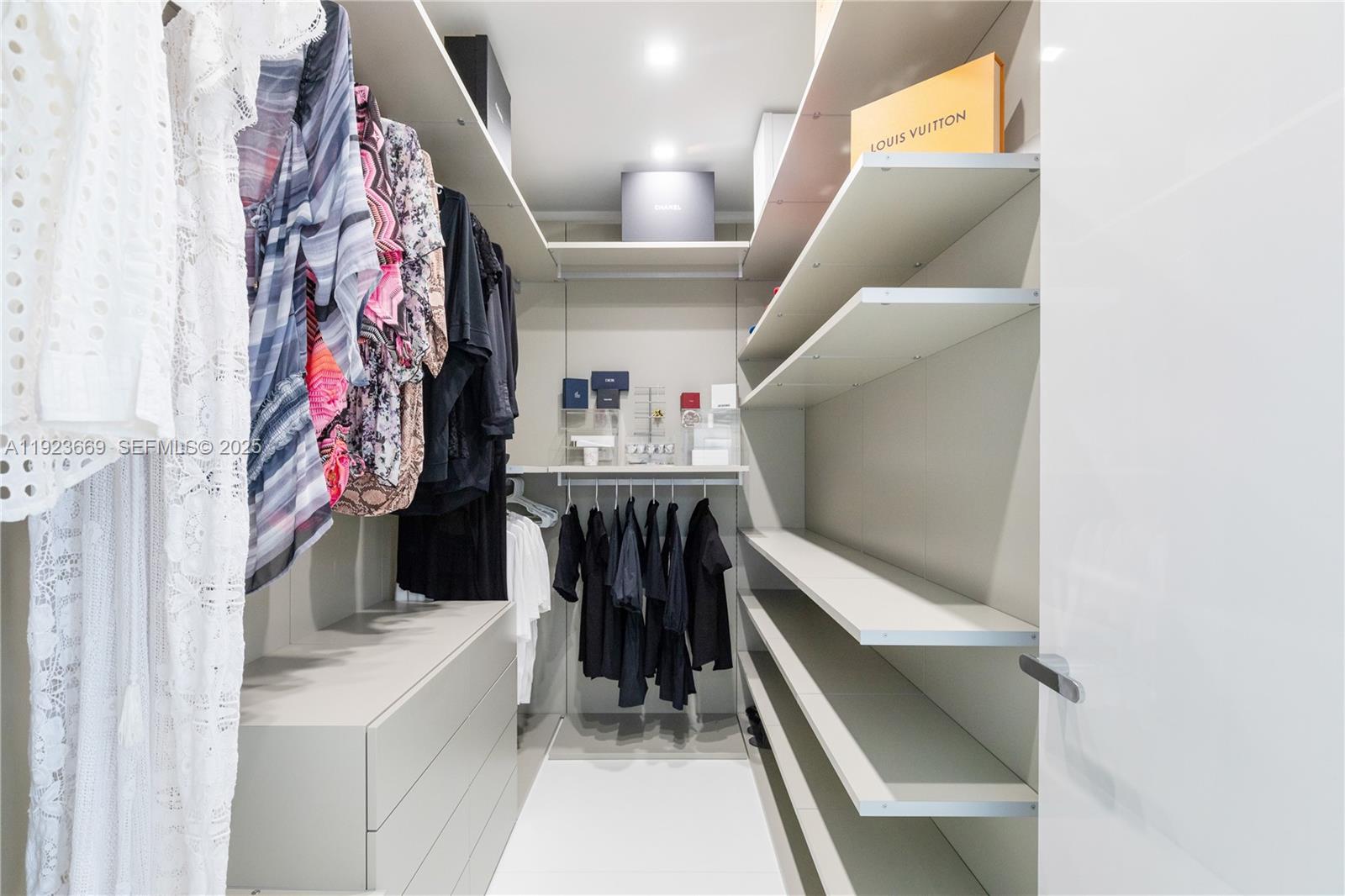 PH4701 6 / 7 5672 sq. ft. $ 2025-12-02 0 Photo