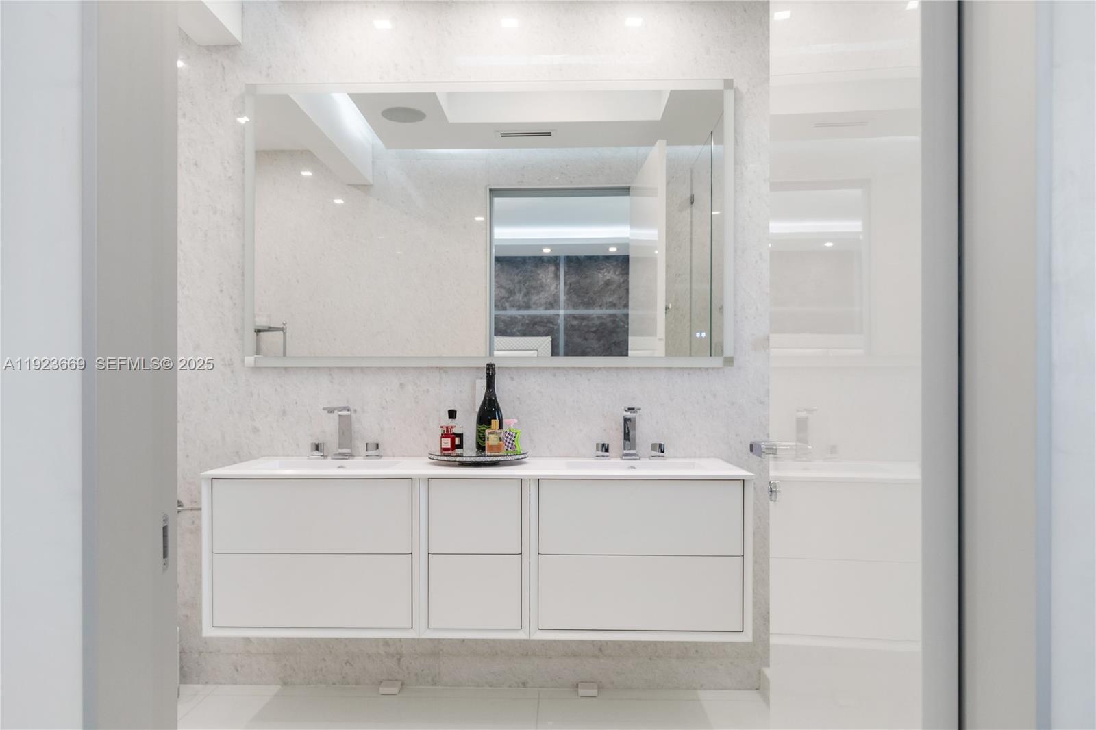 PH4701 6 / 7 5672 sq. ft. $ 2025-12-02 0 Photo