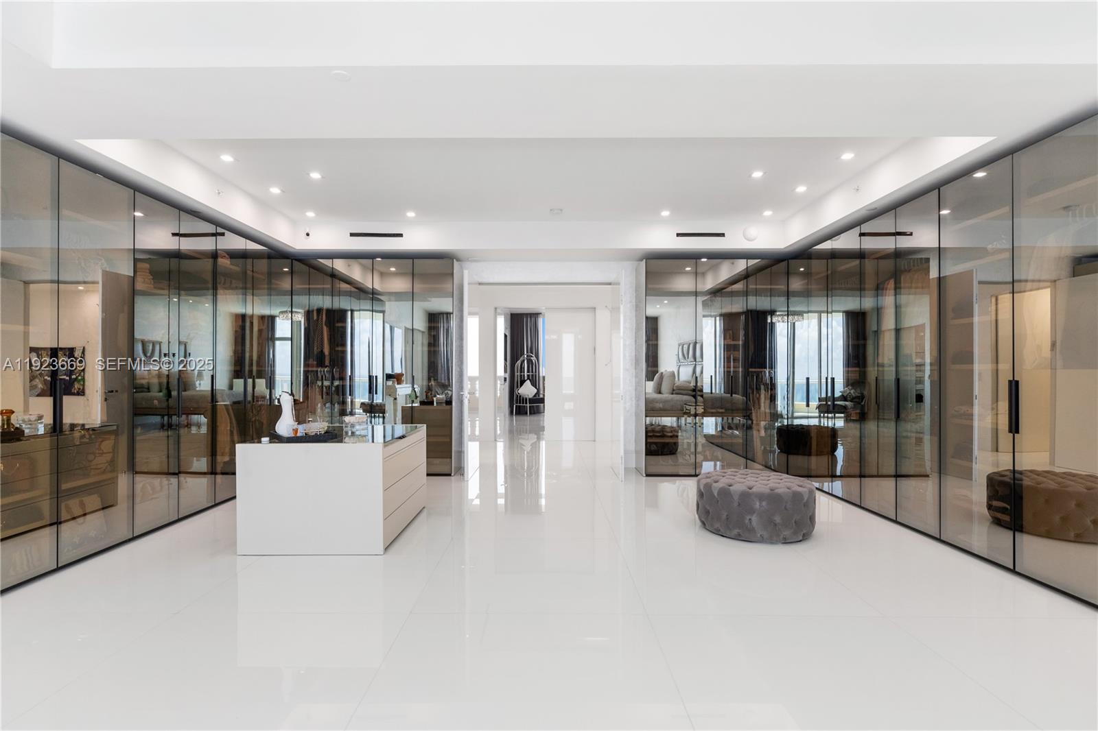 PH4701 6 / 7 5672 sq. ft. $ 2025-12-02 0 Photo