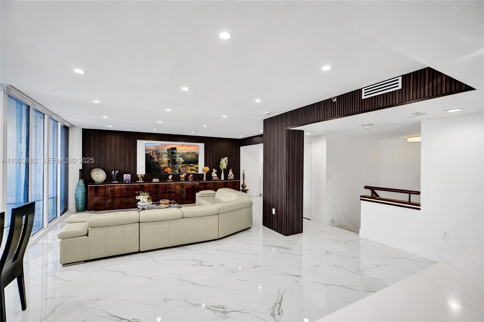 2301 3 / 5 2470 sq. ft. $ 2025-12-12 0 Photo