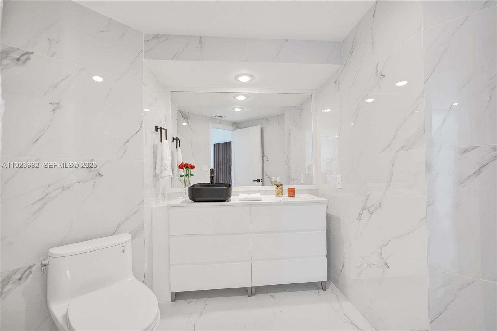 2301 3 / 5 2470 sq. ft. $ 2025-12-12 0 Photo