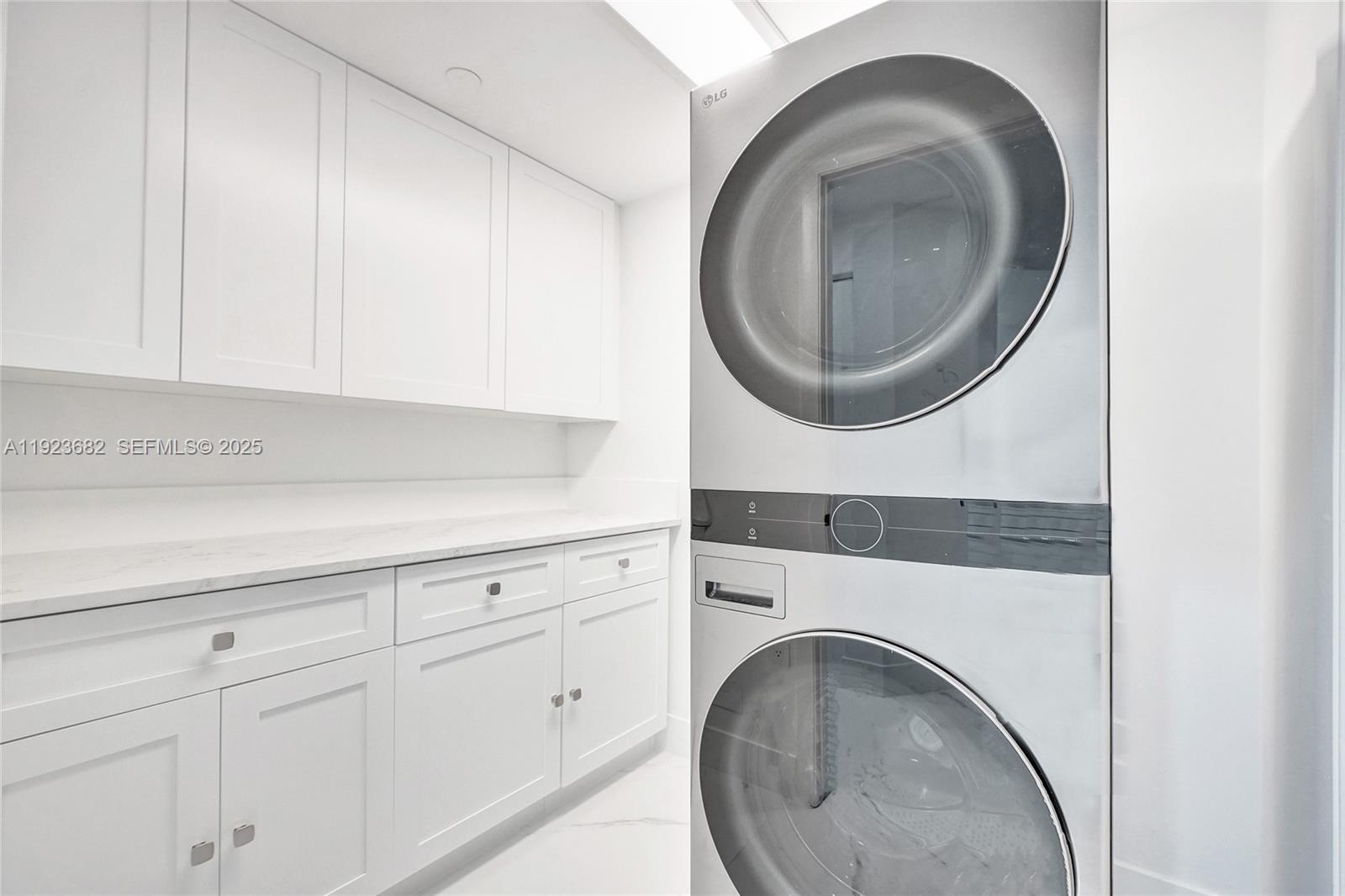 2301 3 / 5 2470 sq. ft. $ 2025-12-12 0 Photo