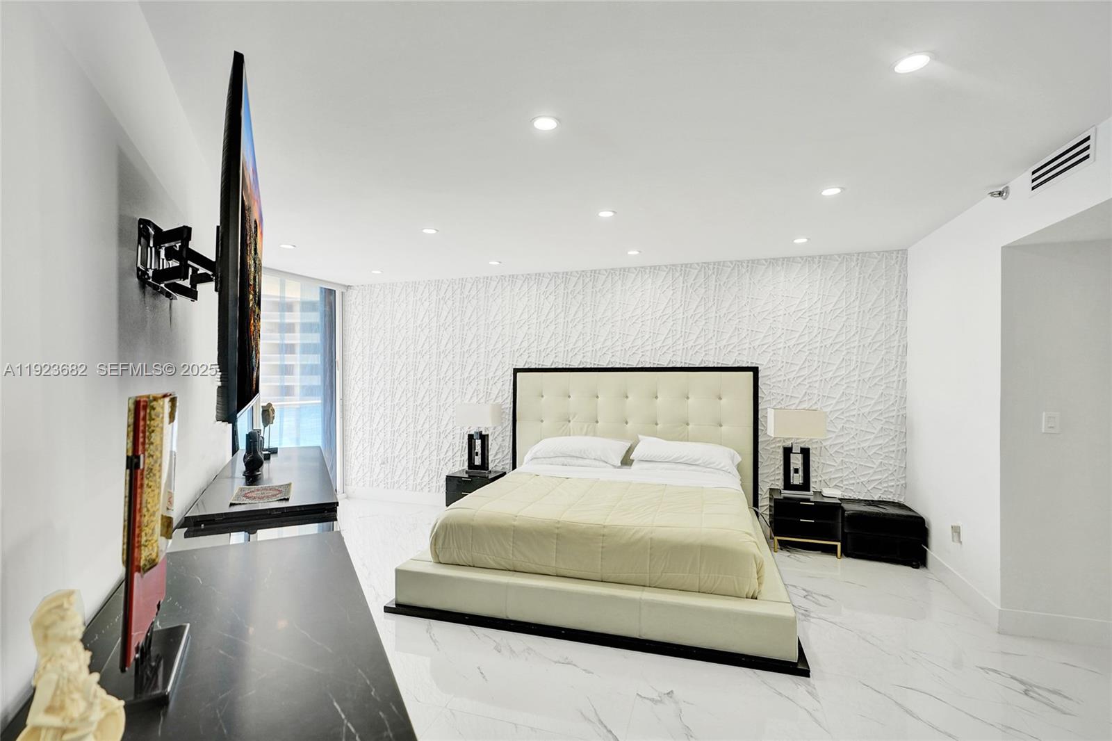 2301 3 / 5 2470 sq. ft. $ 2025-12-12 0 Photo