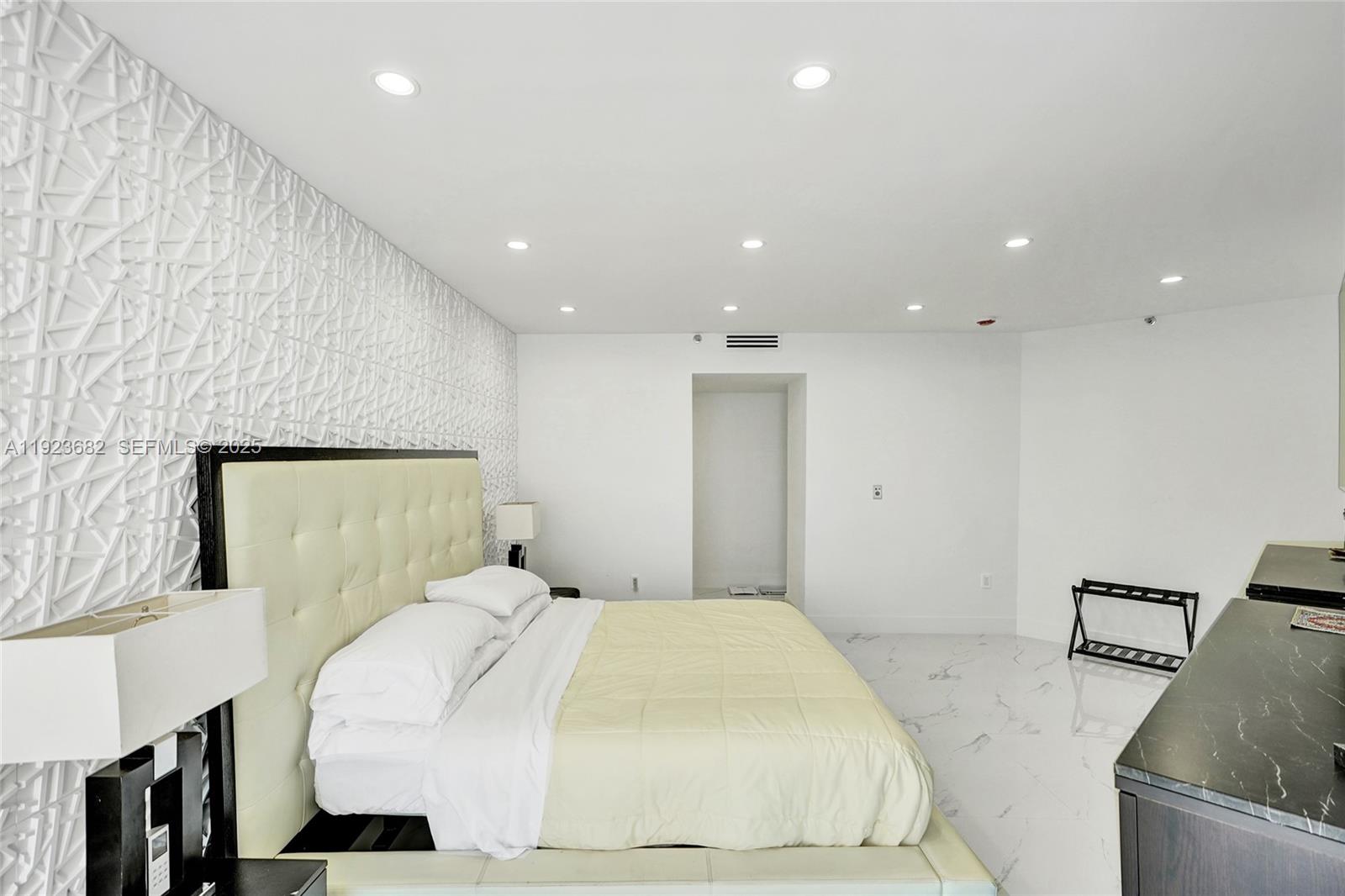 2301 3 / 5 2470 sq. ft. $ 2025-12-12 0 Photo