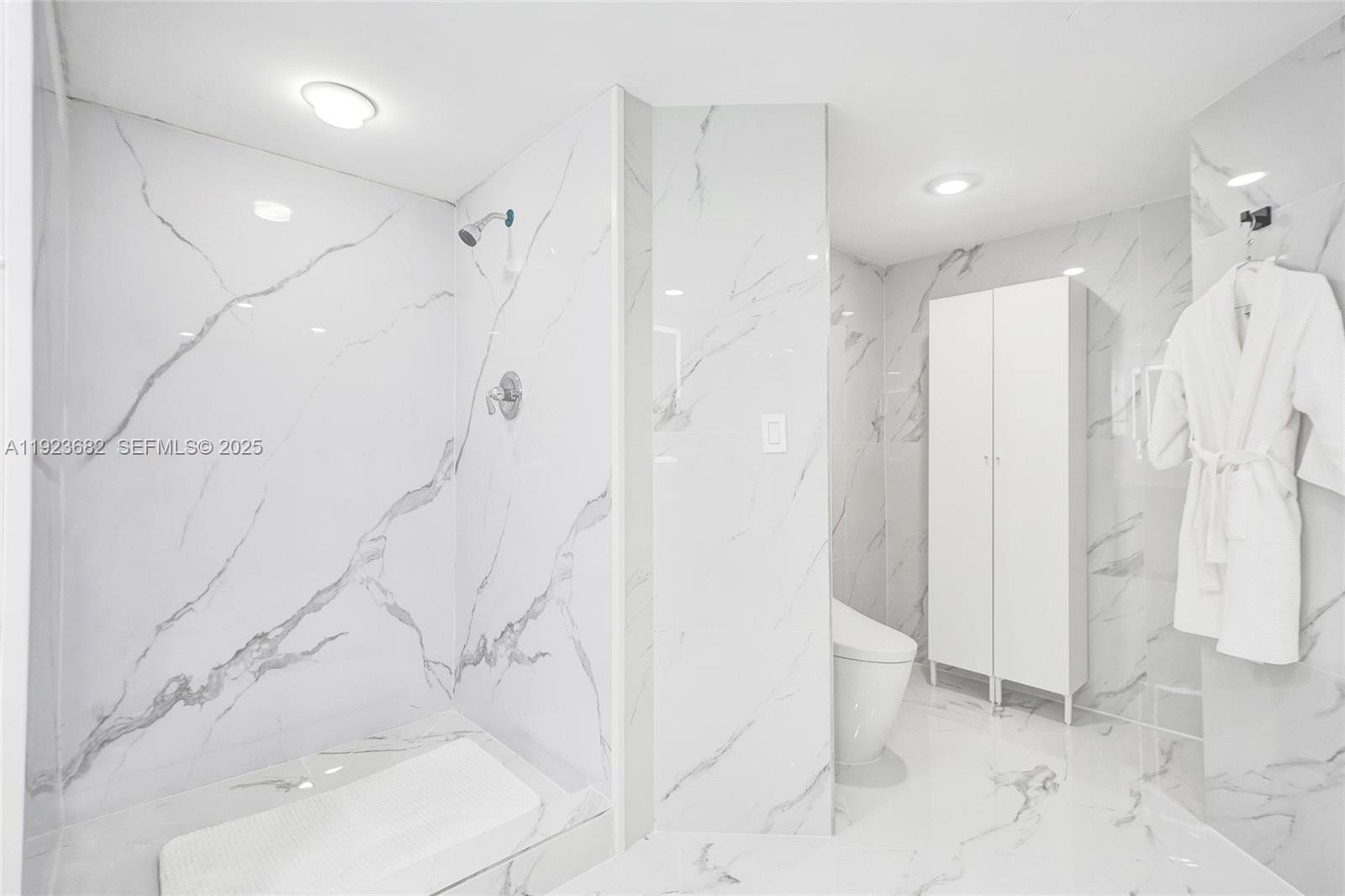 2301 3 / 5 2470 sq. ft. $ 2025-12-12 0 Photo