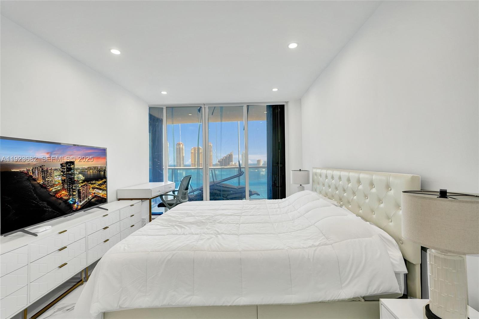 2301 3 / 5 2470 sq. ft. $ 2025-12-12 0 Photo