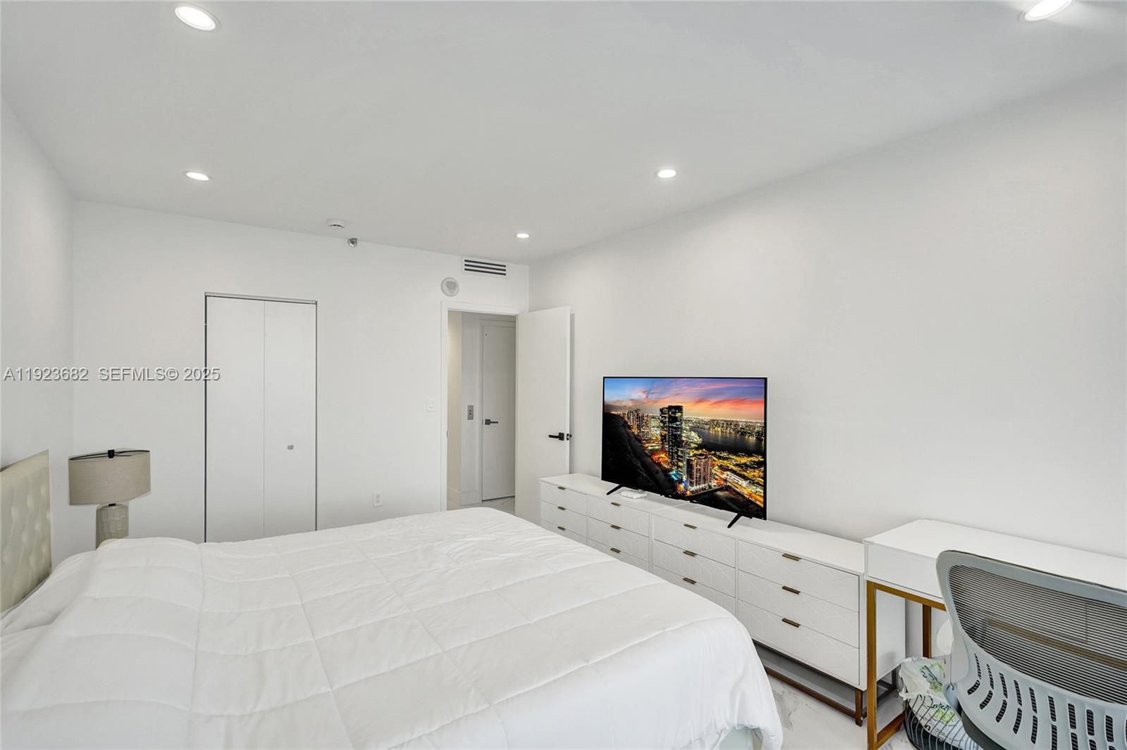 2301 3 / 5 2470 sq. ft. $ 2025-12-12 0 Photo