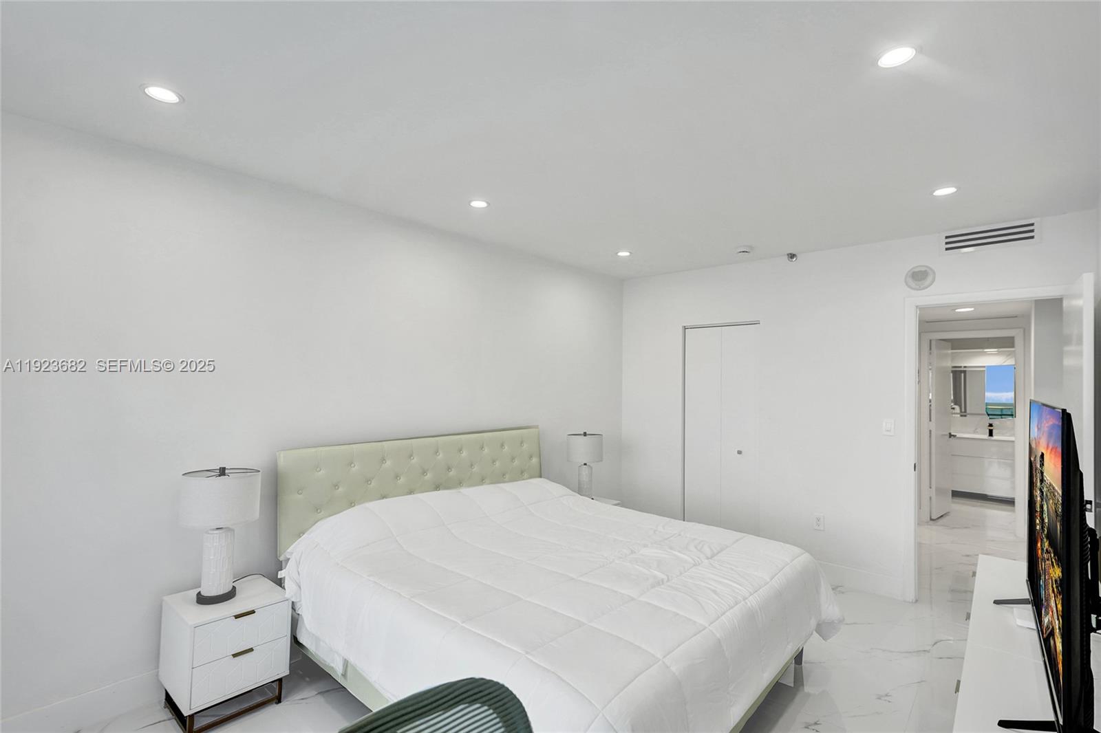 2301 3 / 5 2470 sq. ft. $ 2025-12-12 0 Photo