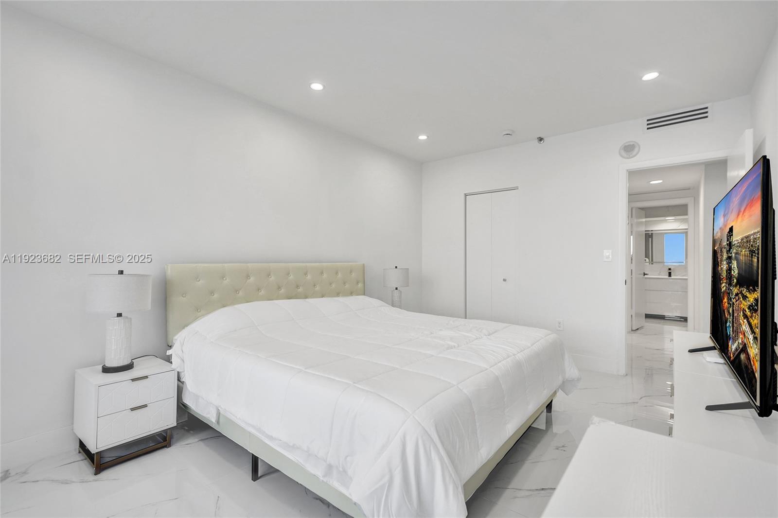 2301 3 / 5 2470 sq. ft. $ 2025-12-12 0 Photo