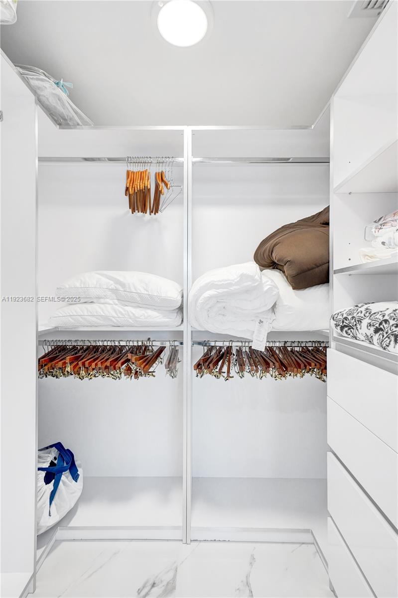 2301 3 / 5 2470 sq. ft. $ 2025-12-12 0 Photo