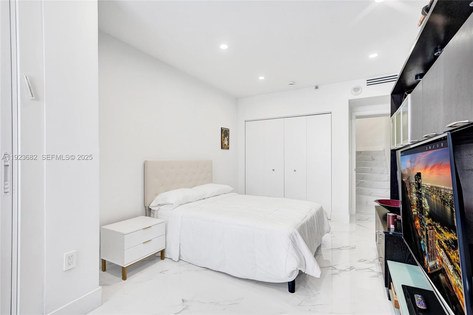 2301 3 / 5 2470 sq. ft. $ 2025-12-12 0 Photo