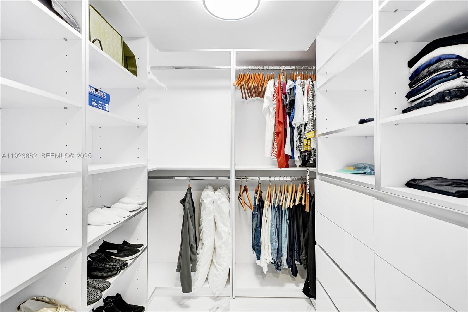 2301 3 / 5 2470 sq. ft. $ 2025-12-12 0 Photo